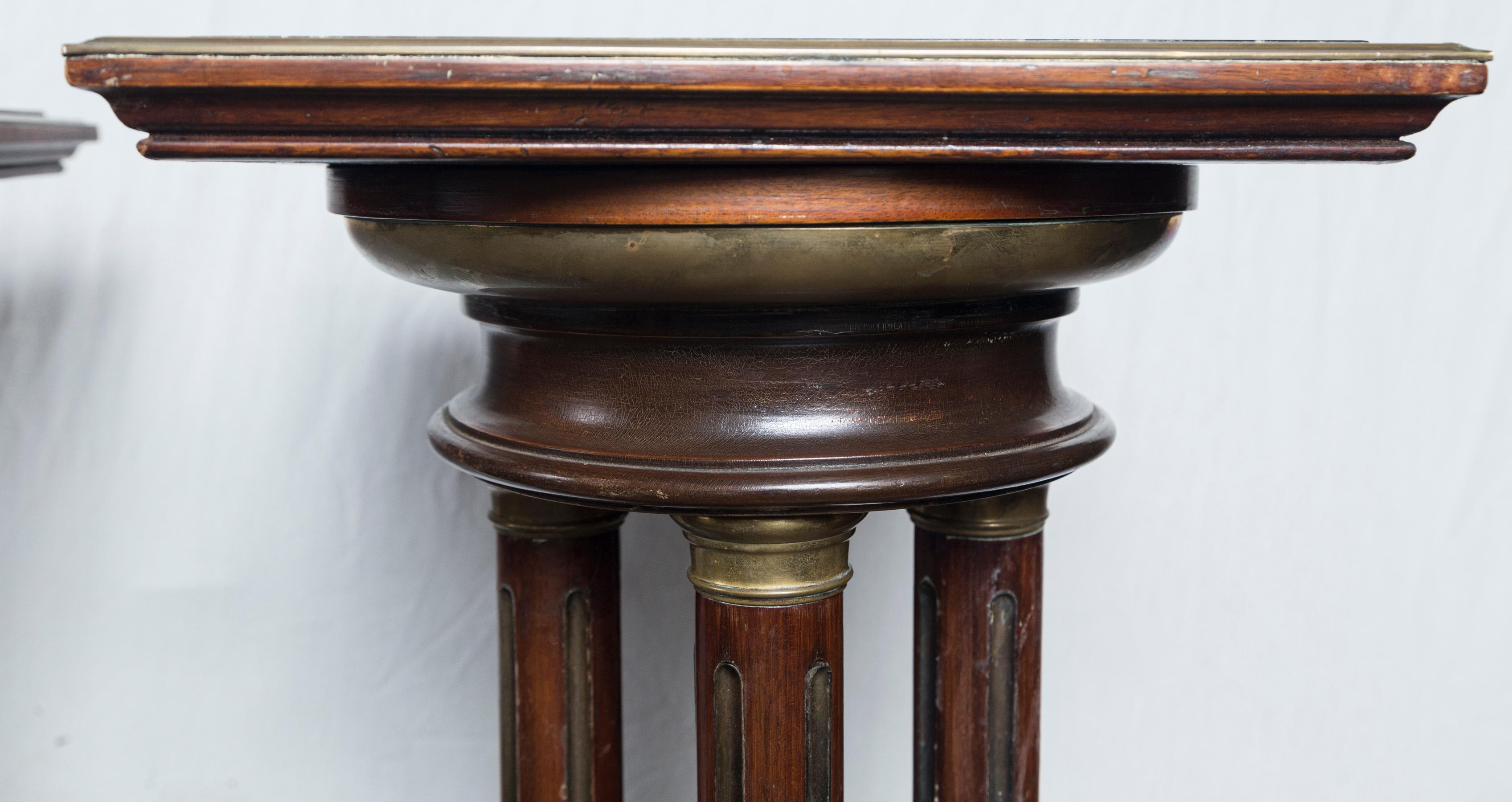 Pair of Mahogany Pedestals In Good Condition For Sale In Woodbury, CT
