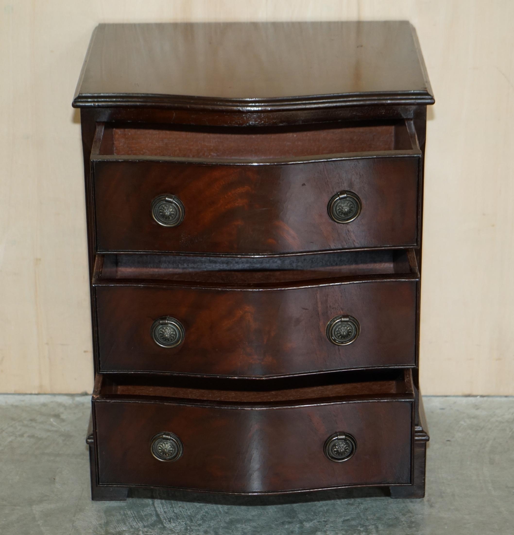 Pair of Hardwood Side End Lamp Table Sized Serpentine Fronted Chest of Drawers For Sale 6