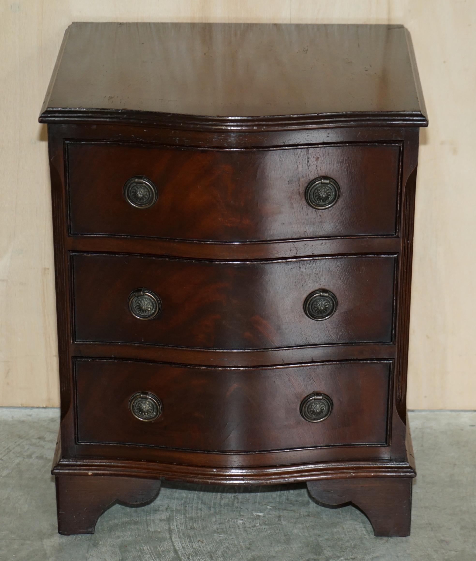 Victorian Pair of Hardwood Side End Lamp Table Sized Serpentine Fronted Chest of Drawers For Sale