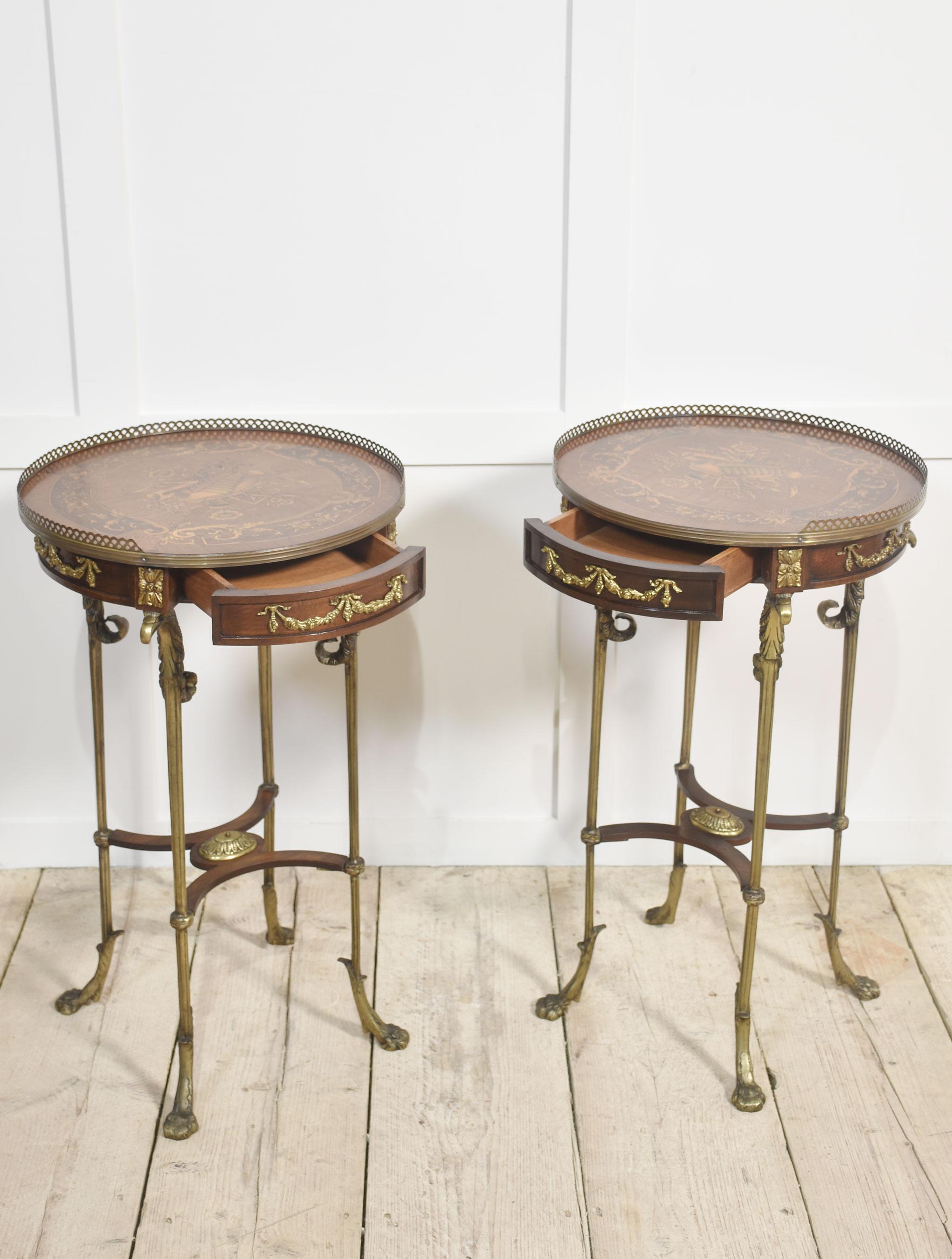 Paire de tables d'appoint en acajou en vente 5