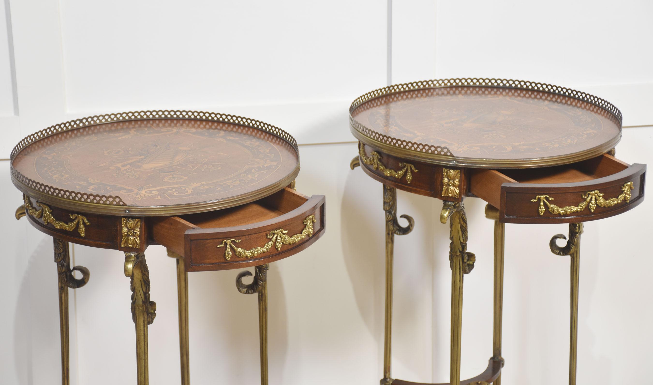 Paire de tables d'appoint en acajou en vente 6