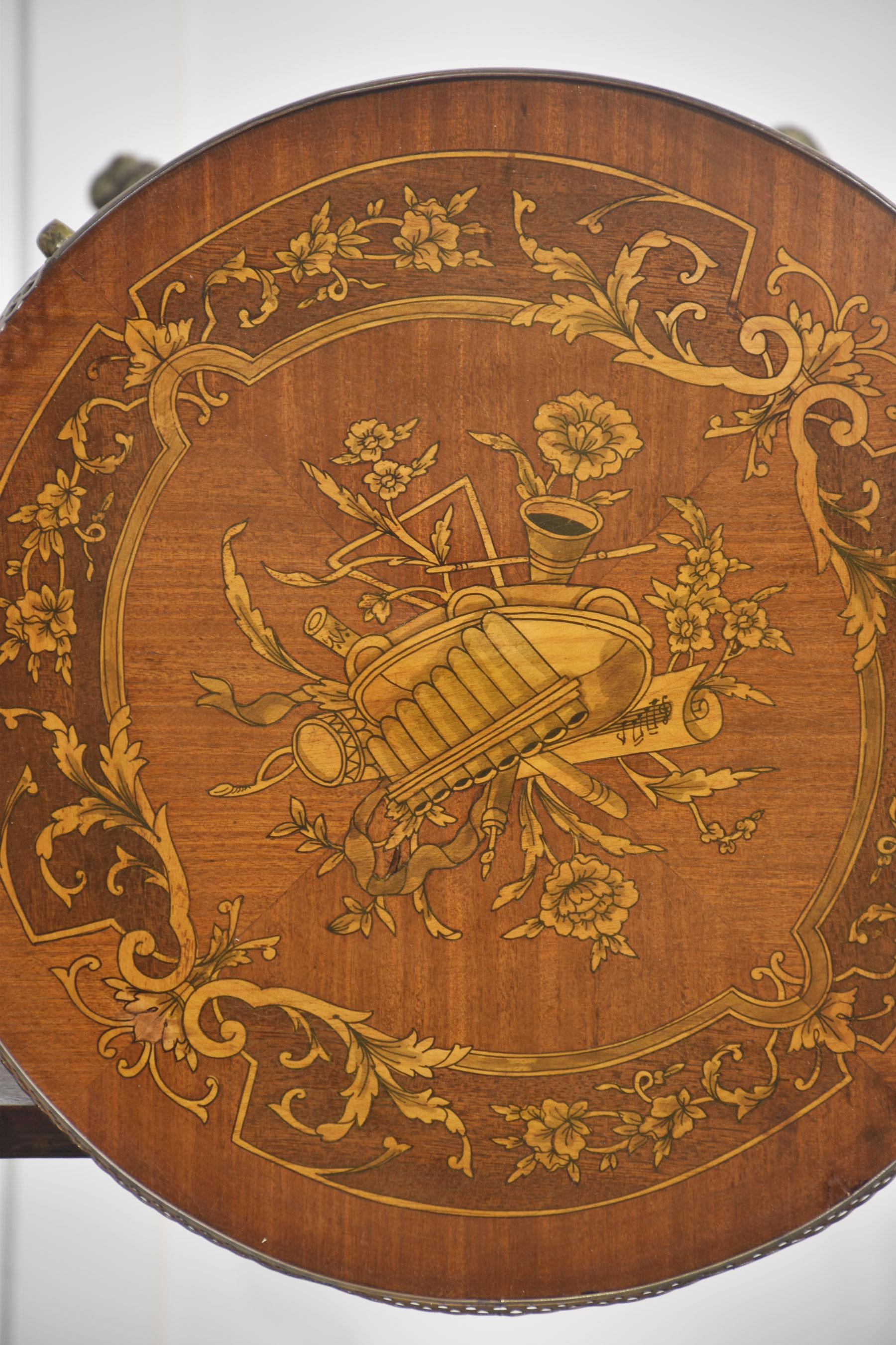 Paire de tables d'appoint en acajou en vente 8