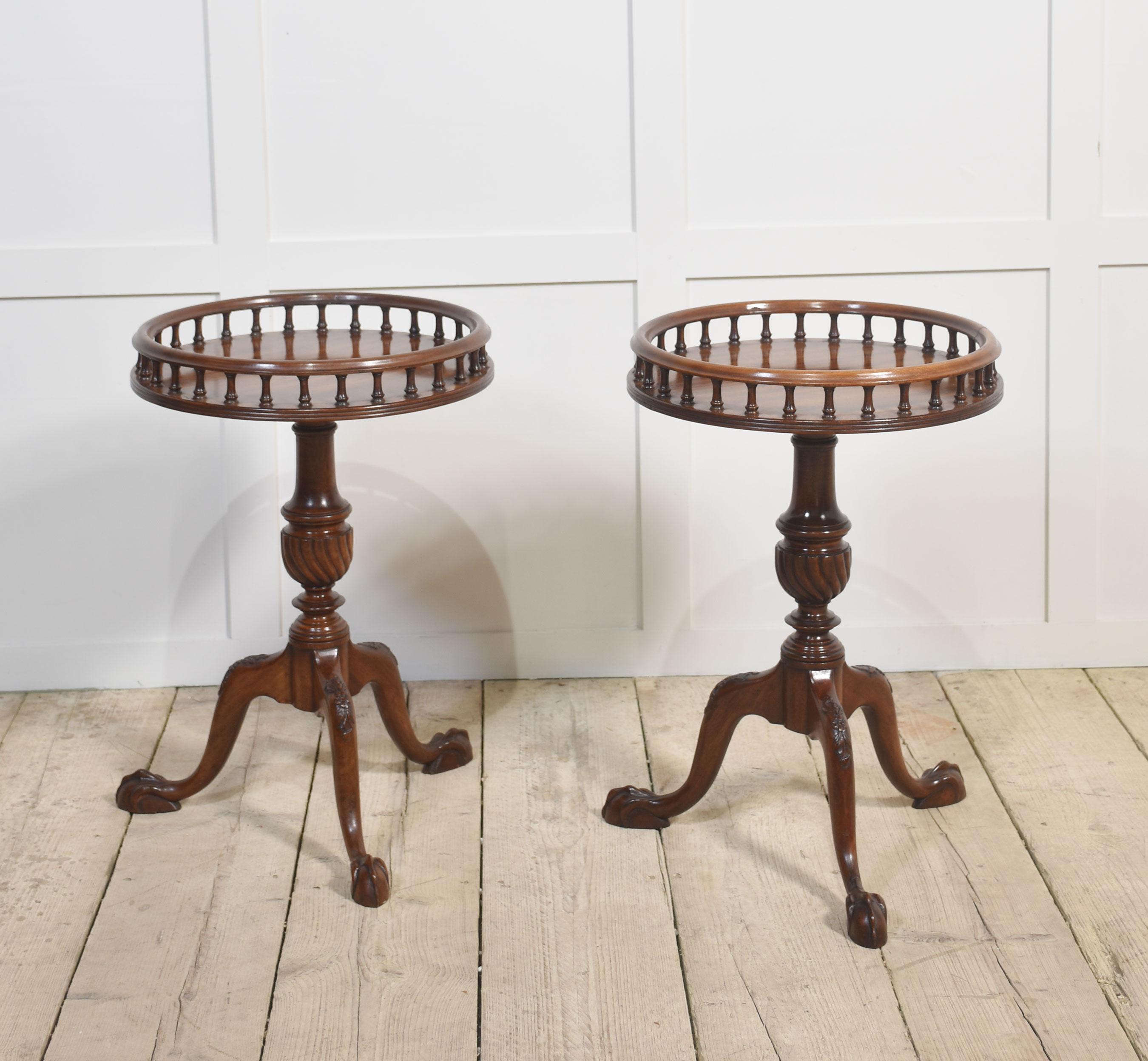 Pareja de mesas trípodes de estilo Jorge III, con tableros galoneados poco comunes sobre el vástago torneado. Todo ello sobre patas cabriolé, terminadas en pies de garra y bola.
Dimensiones
Altura 25,5 pulgadas
Ancho 20 pulgadas
Profundidad 20