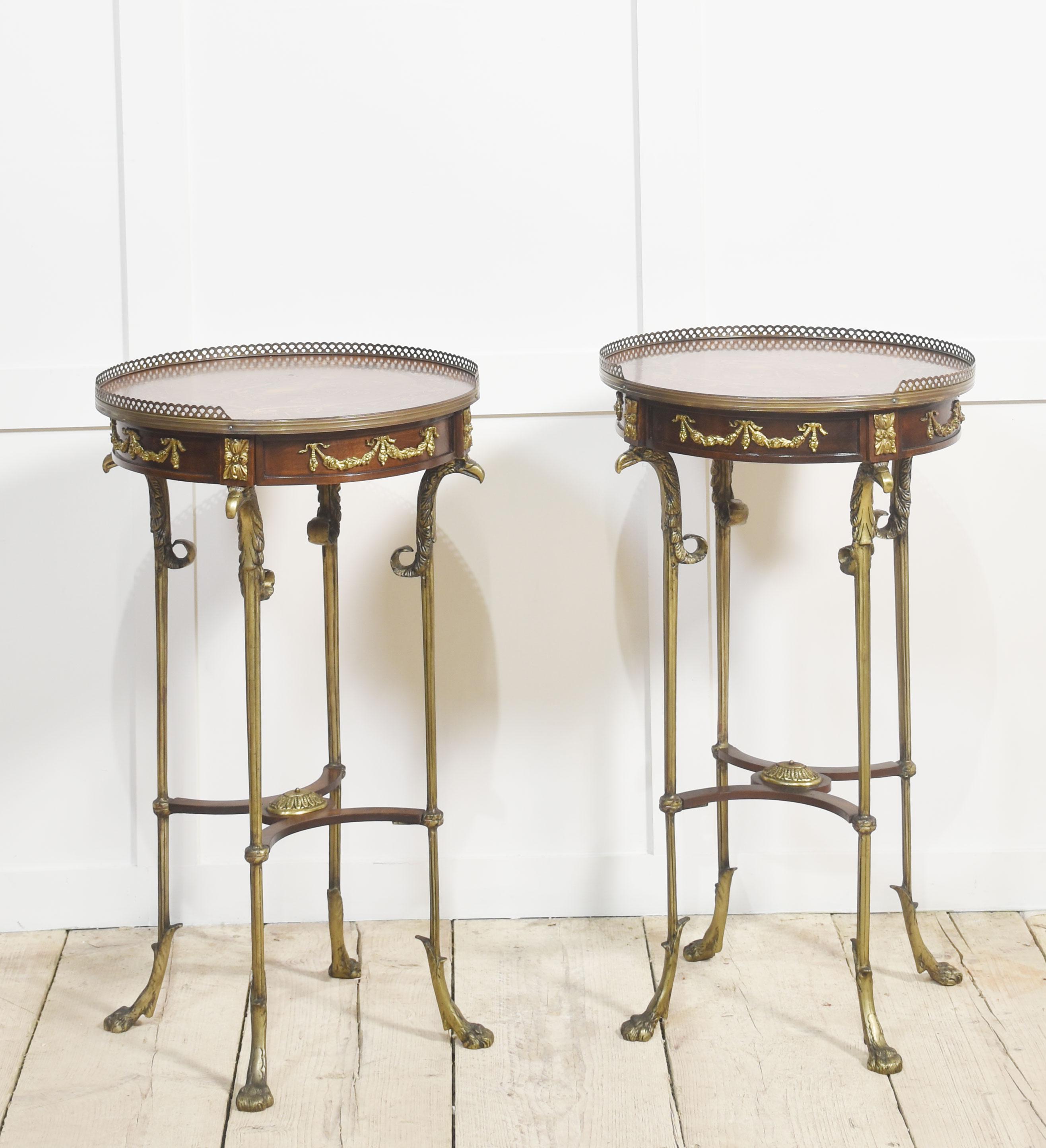 Paire de tables de lampe néoclassiques françaises, chacune ayant un plateau circulaire en quart de cercle plaqué et incrusté de marqueterie, avec un entourage de galerie en laiton percé. Surmontant un tiroir en frise monté en laiton, le tout