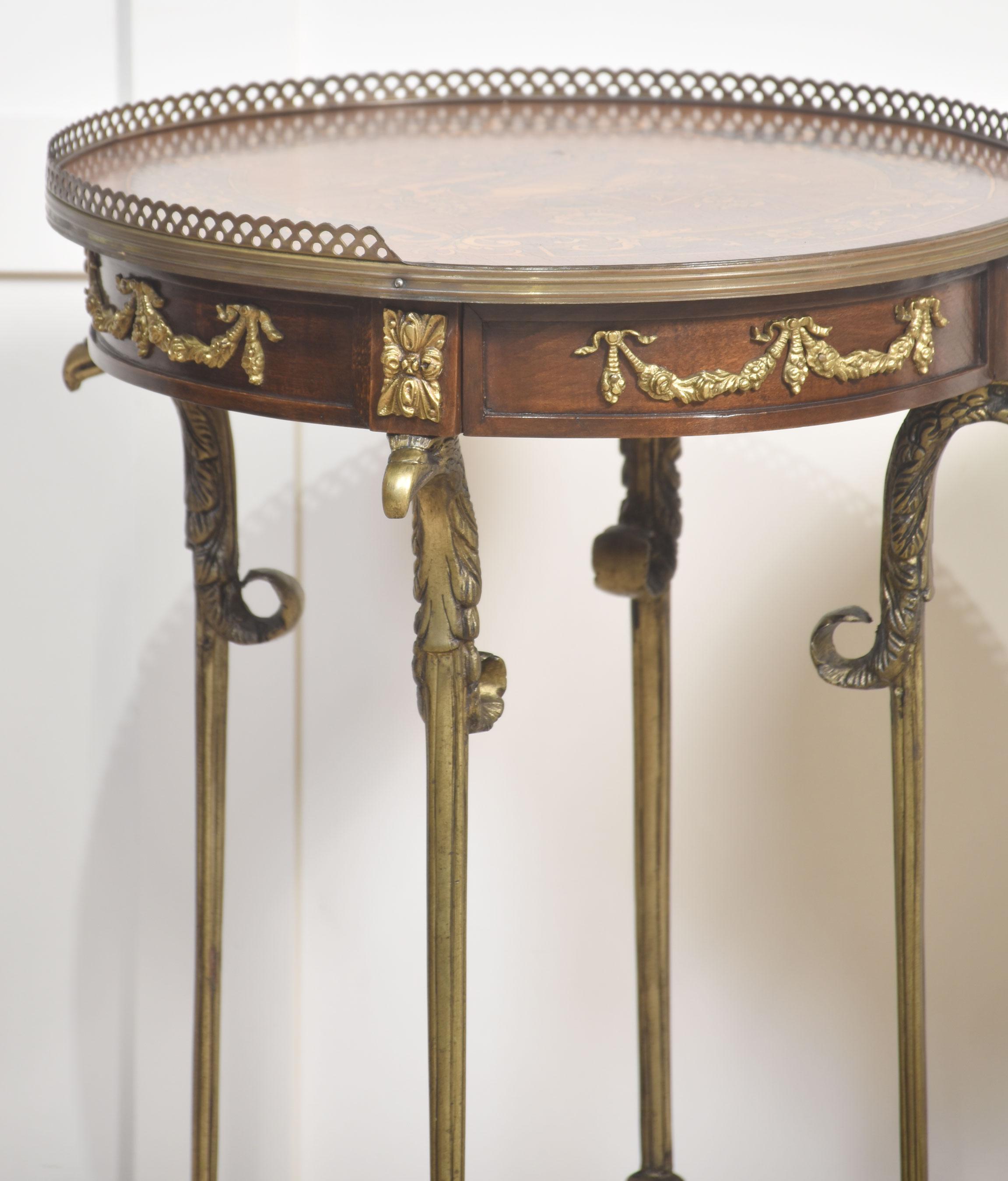Européen Paire de tables d'appoint en acajou en vente