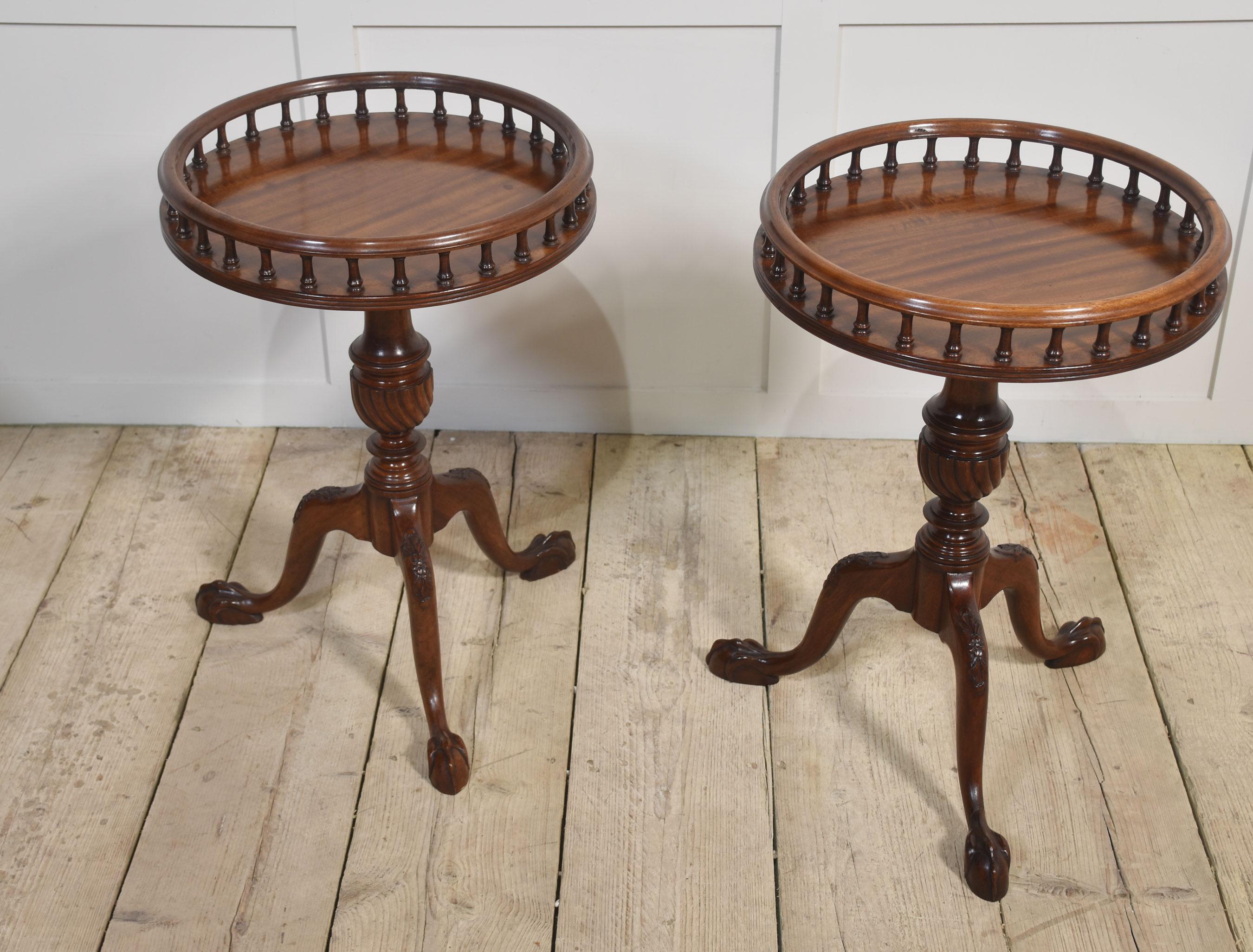 Pareja de mesas auxiliares de caoba Madera en venta