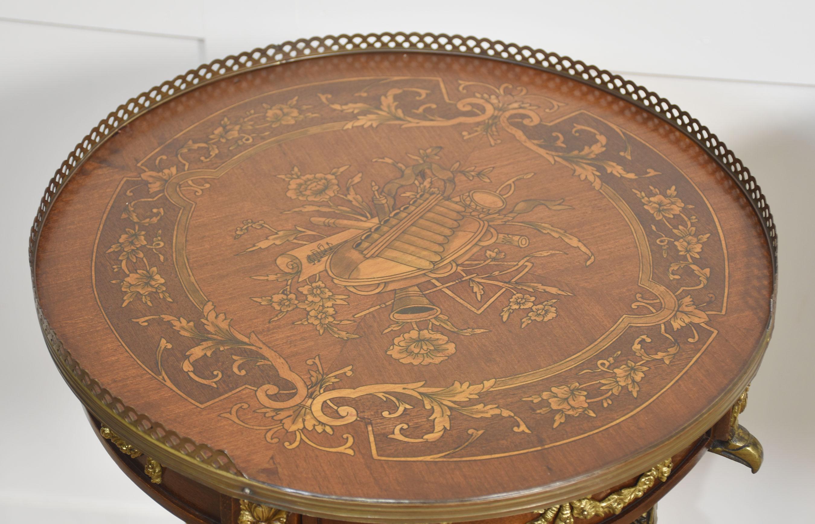 Bois Paire de tables d'appoint en acajou en vente