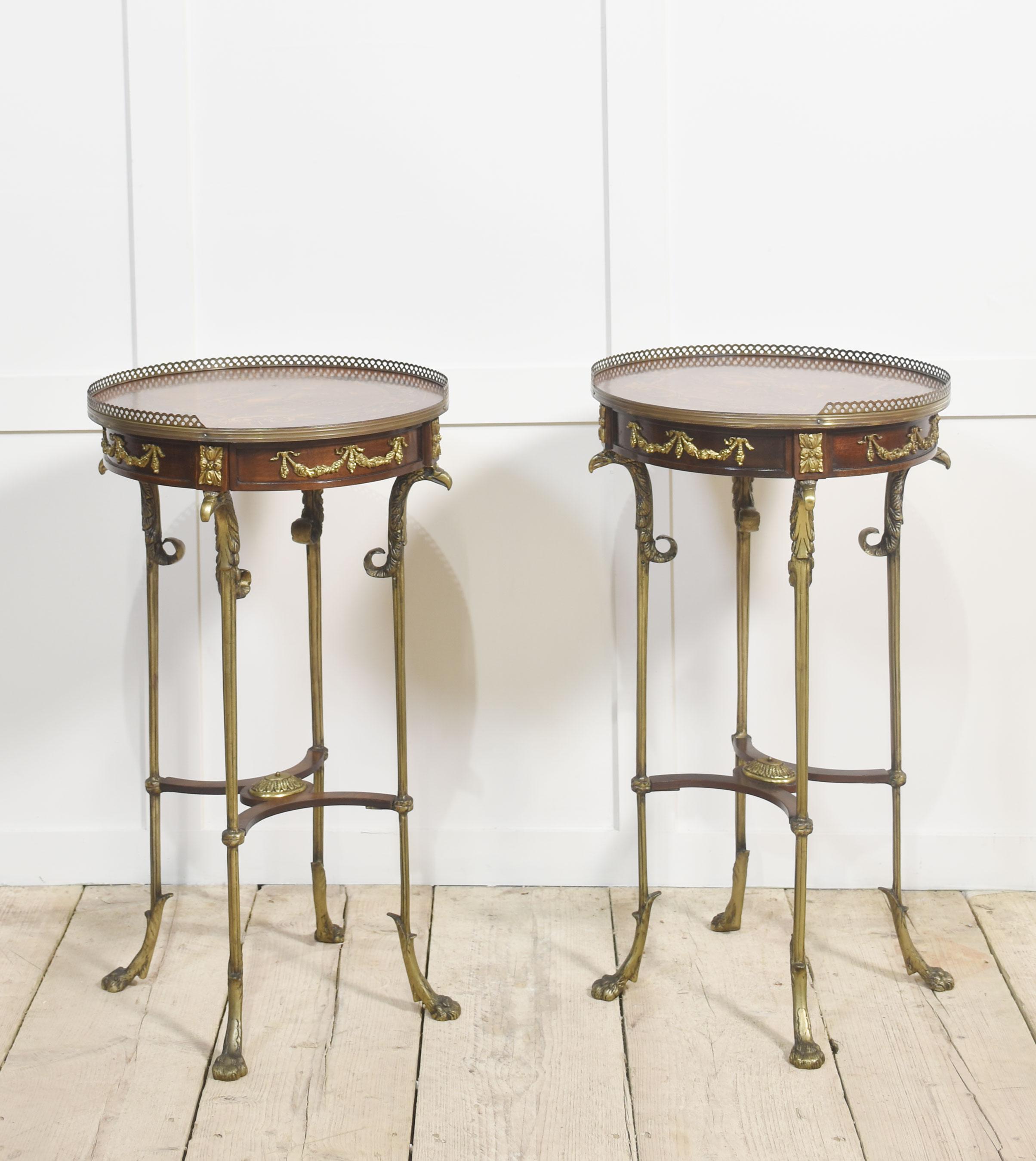 Paire de tables d'appoint en acajou en vente 2