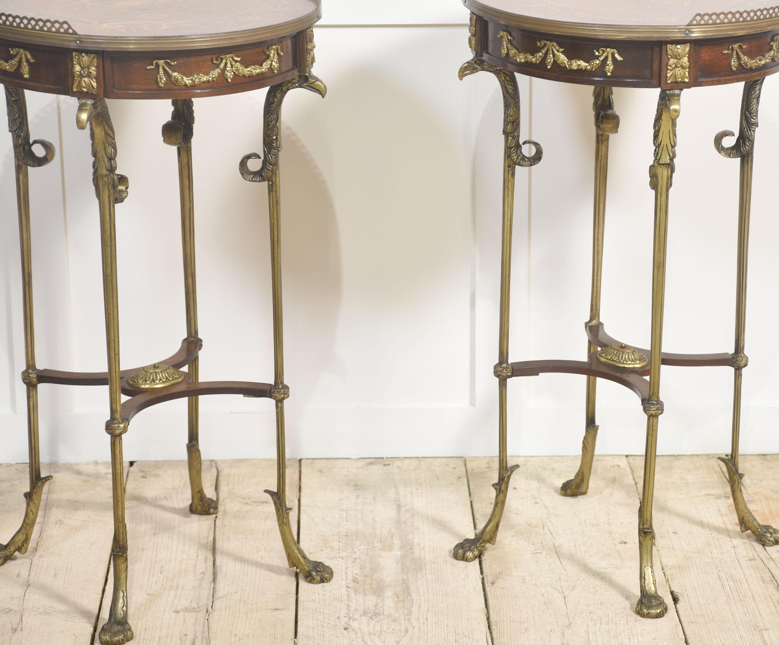 Paire de tables d'appoint en acajou en vente 3