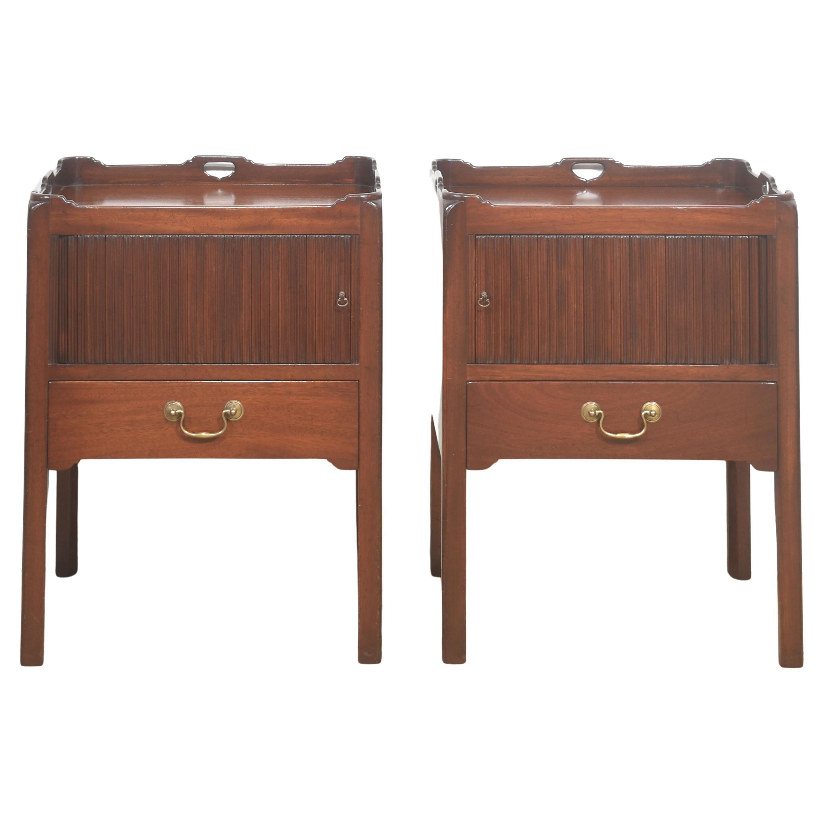 Paire de tables de chevet à plateau en acajou