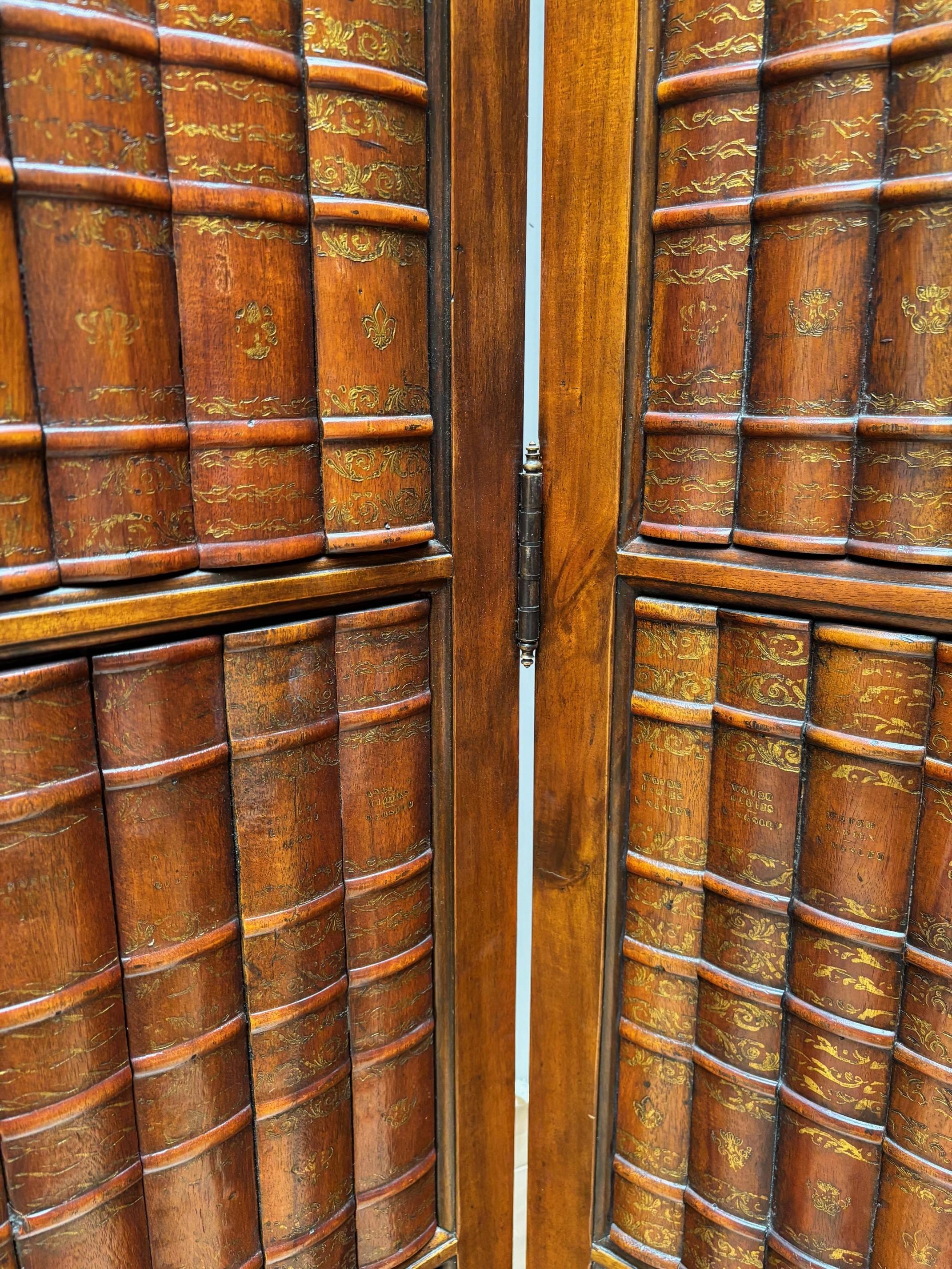 Metà XX secolo Coppia di paraventi da pavimento a due pieghe in mogano in vendita