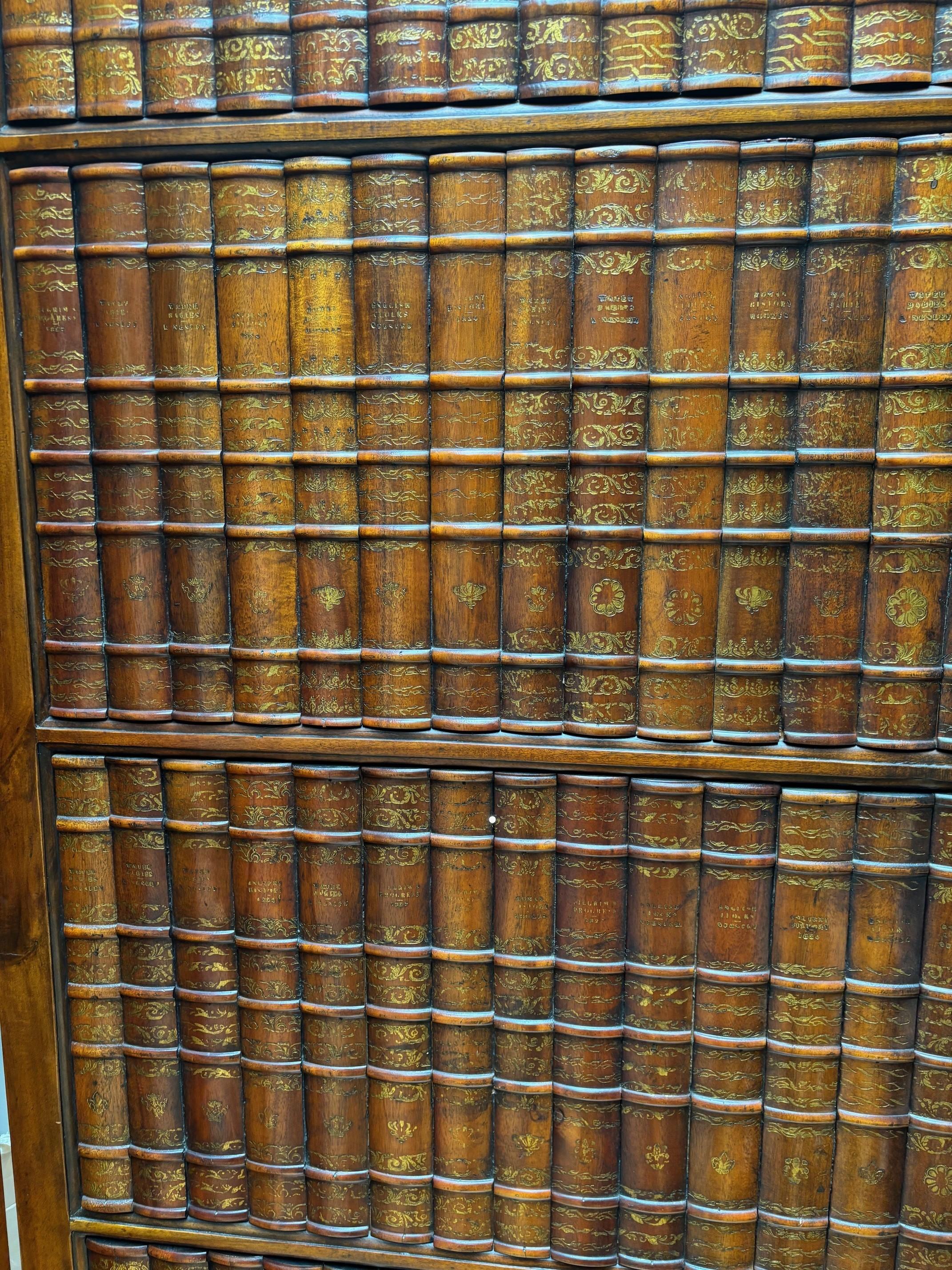 Coppia di paraventi da pavimento a due pieghe in mogano in vendita 1