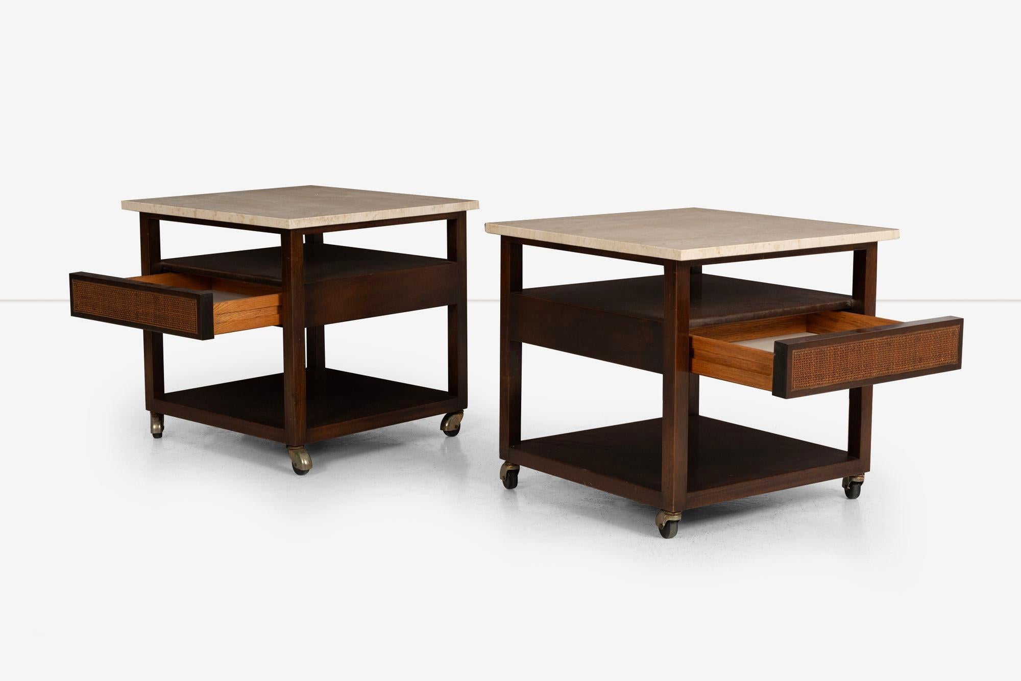 Mid-Century Modern Paire de tables d'appoint/tables de chevet Harvey Probber en bois d'acajou et travertin 1960 en vente