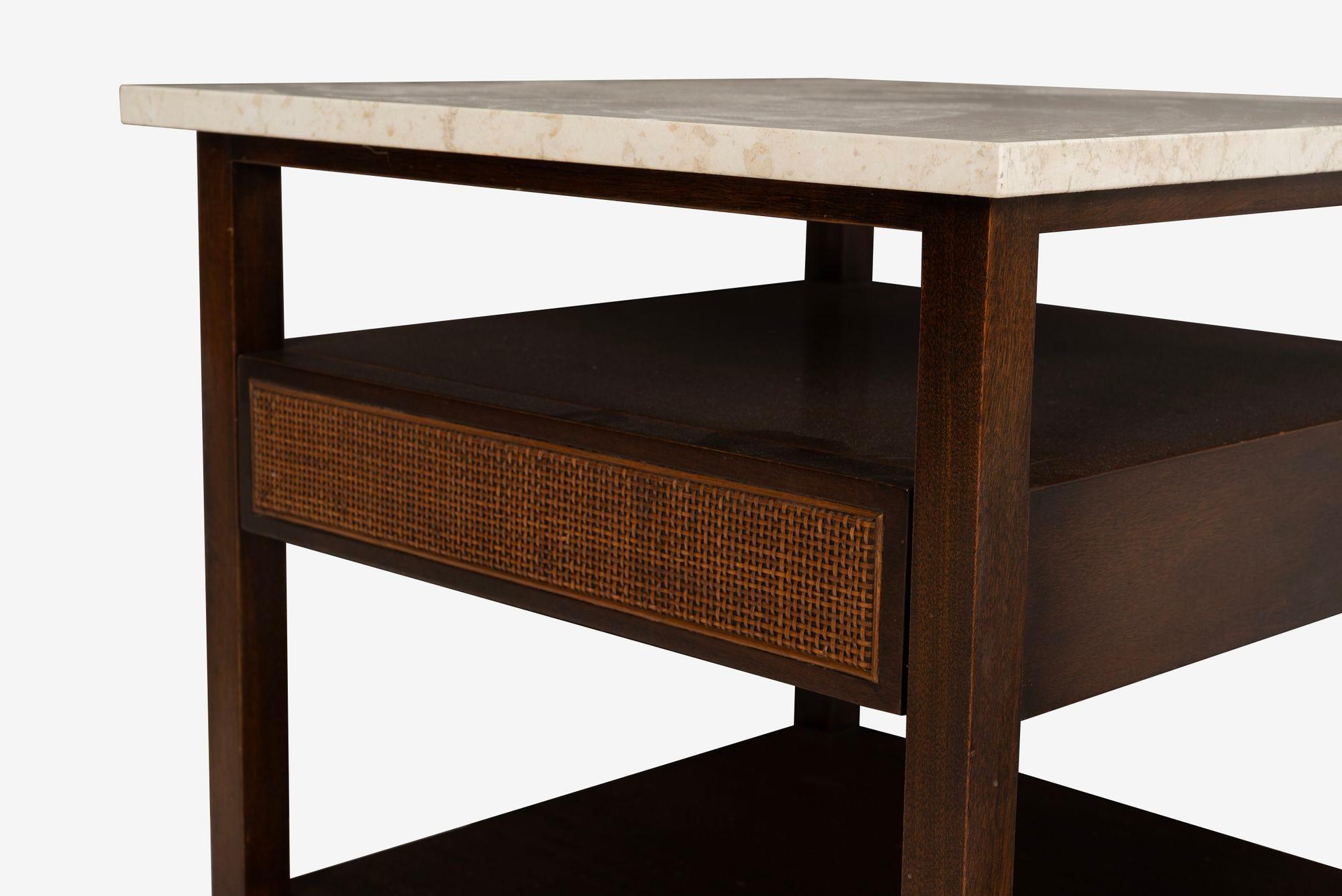 Milieu du XXe siècle Paire de tables d'appoint/tables de chevet Harvey Probber en bois d'acajou et travertin 1960 en vente