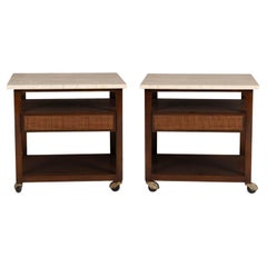 Pareja de mesas auxiliares/mesillas de noche de madera de caoba y travertino Harvey Probber 1960