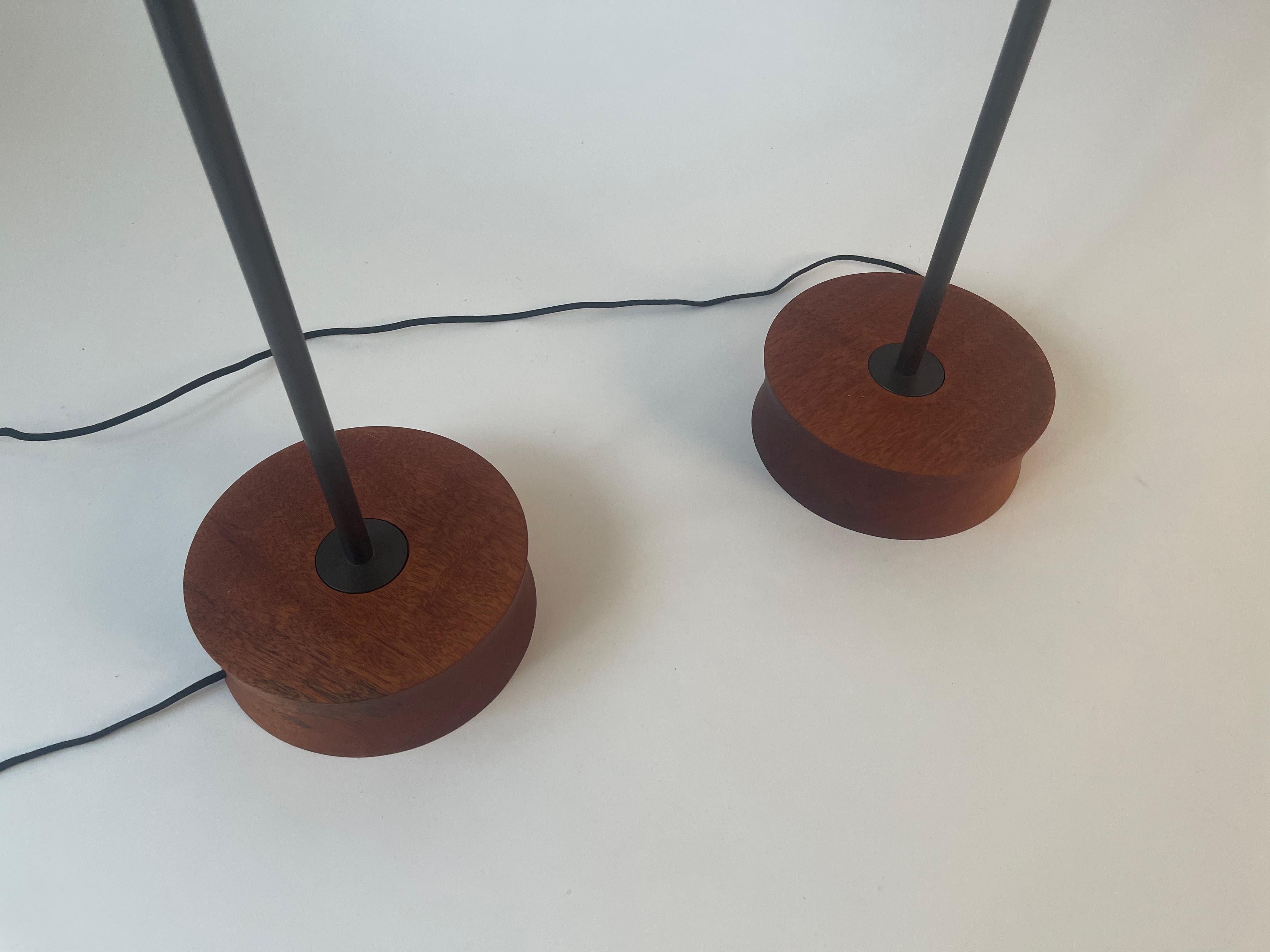 Paire de lampes de buffet en placage de bois d'acajou avec cadre en bronze noirci en vente 2