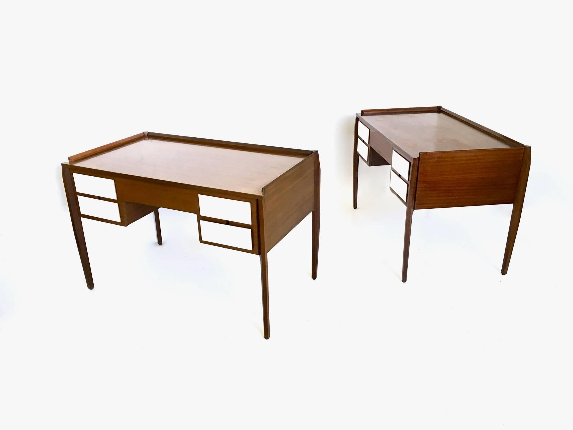 Made in mahogany.
They feature four Formica veneered drawers each.
They both have the same timber but with two slightly different shades.
They may show imperceptible traces of use, but are in very good original condition.
They can be sold