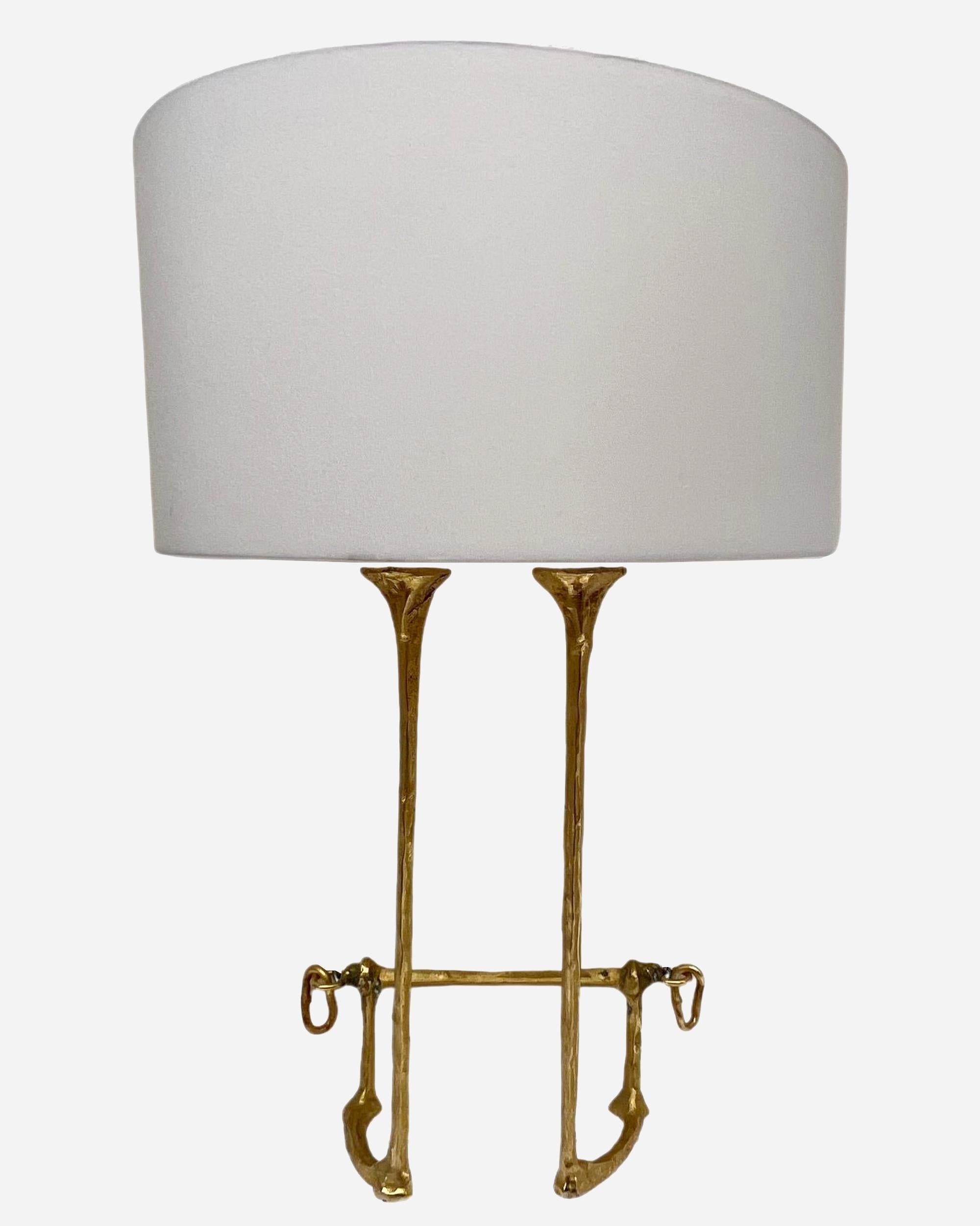 Pair of « Mail Coach » sconces designed in 1962 by Félix Agostini (1910-1980).
Proofs in bronze with gilded patina, early edition. Recent silk lampshades, remade in the same style as the originals by the « Abat-jour Agostini » workshop.
A