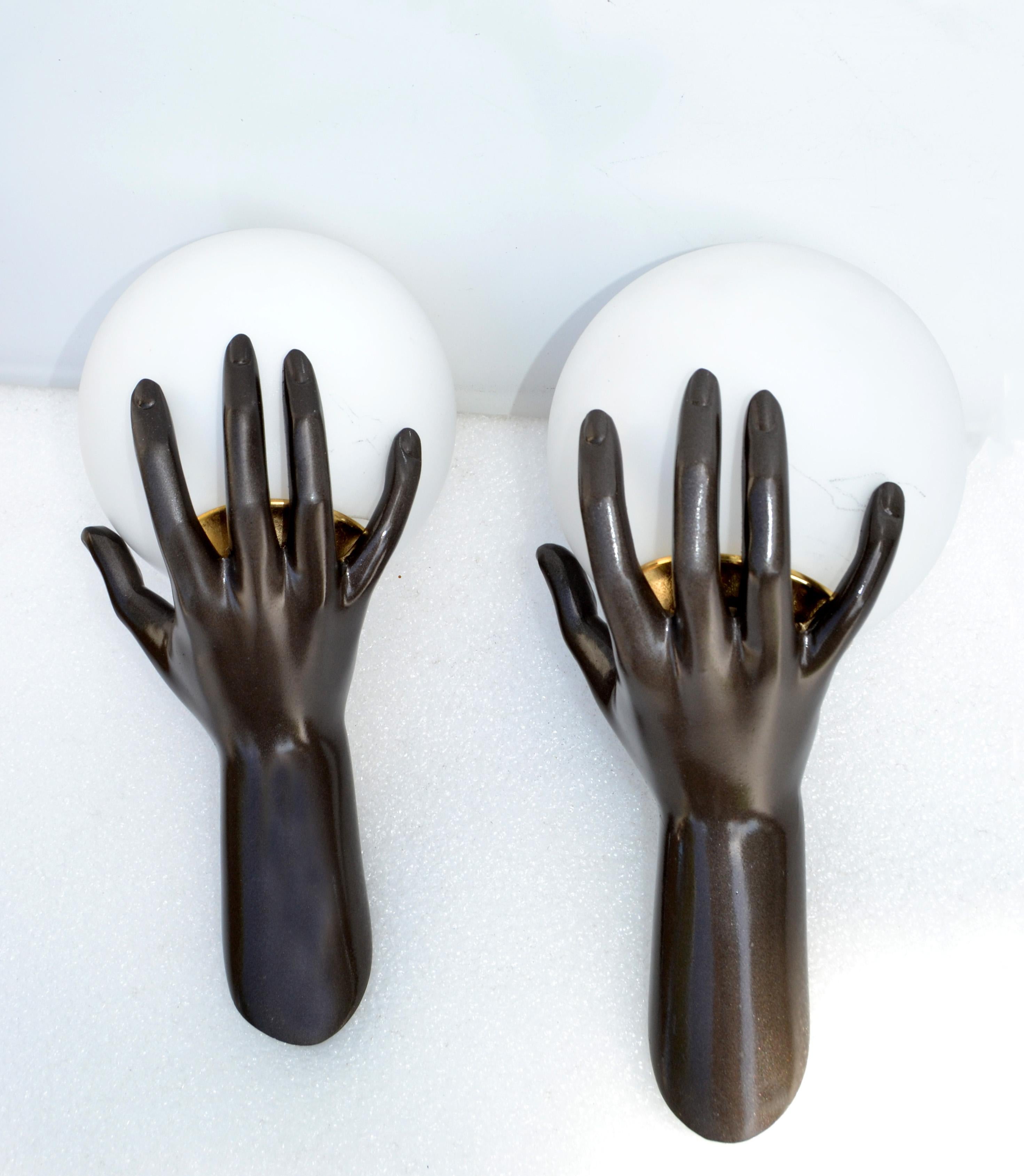 Paar Bronze-Hand-Wandleuchter von Maison Arlus, runder mundgeblasener Opalglaskugel, Frankreich im Angebot 6