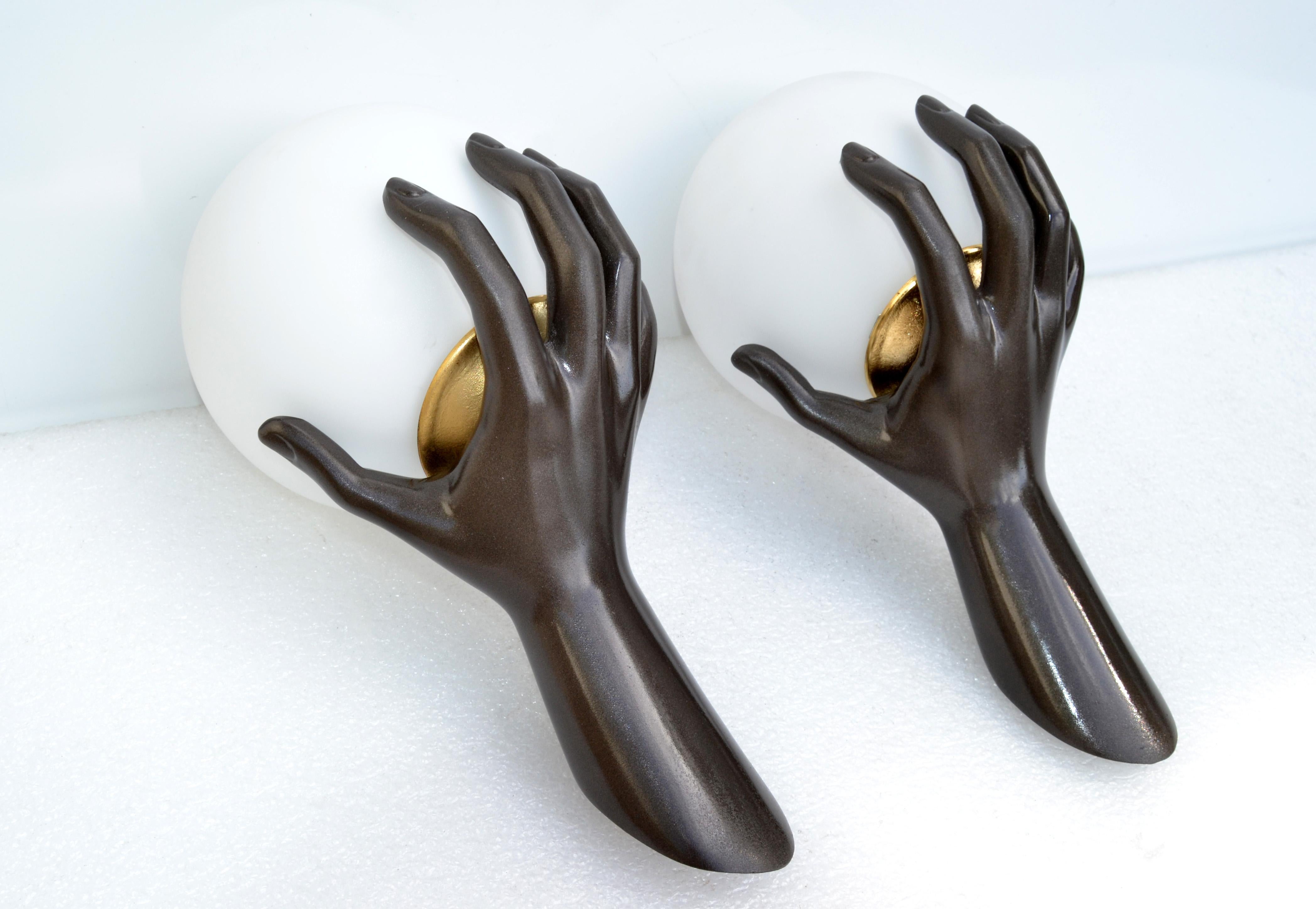 Paar Bronze-Hand-Wandleuchter von Maison Arlus, runder mundgeblasener Opalglaskugel, Frankreich im Angebot 8