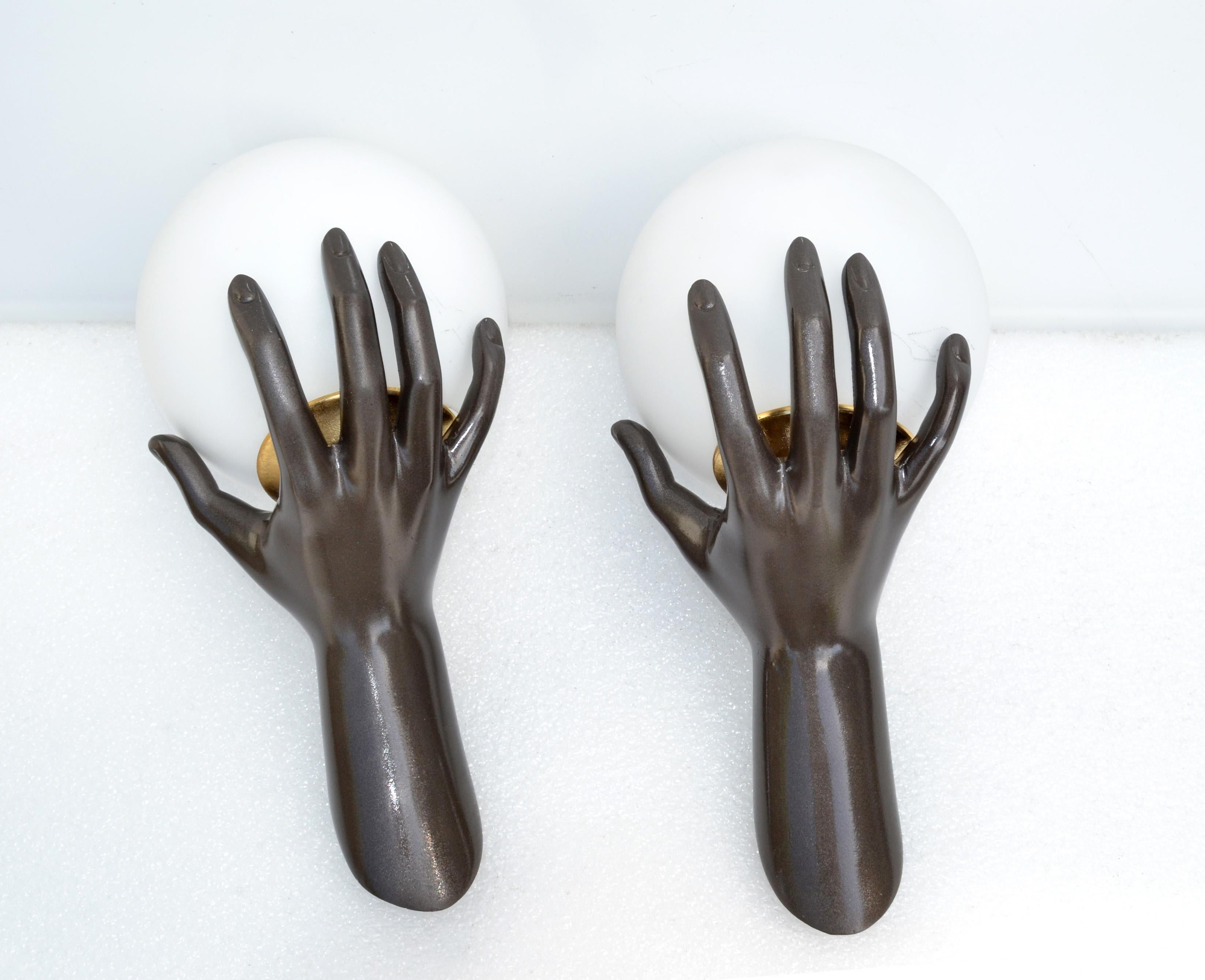 Paar Bronze-Hand-Wandleuchter von Maison Arlus, runder mundgeblasener Opalglaskugel, Frankreich im Zustand „Gut“ im Angebot in Miami, FL