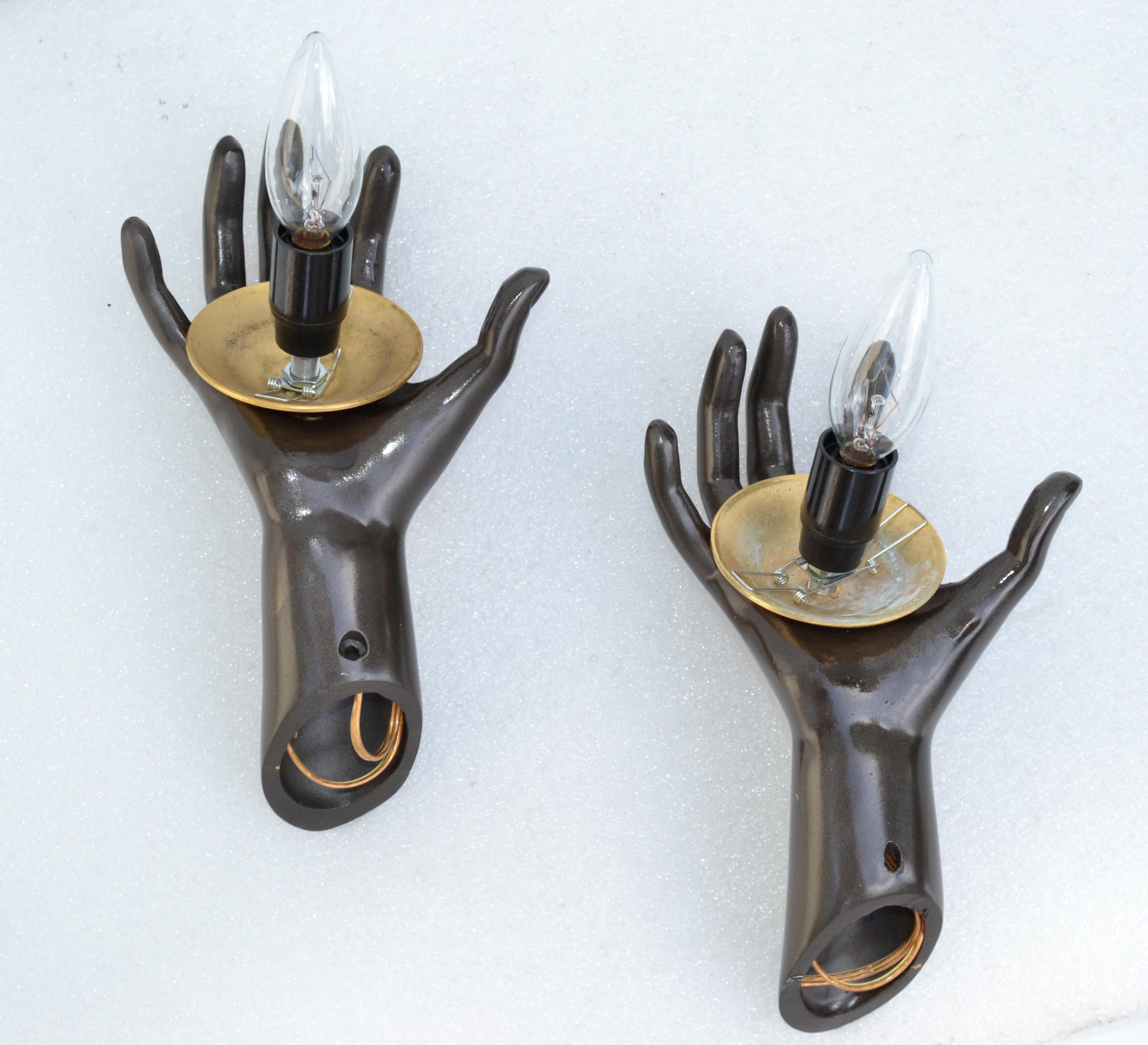 Bronze Paire d'appliques à la main Maison Arlus en bronze, verre opalin soufflé rond, France en vente