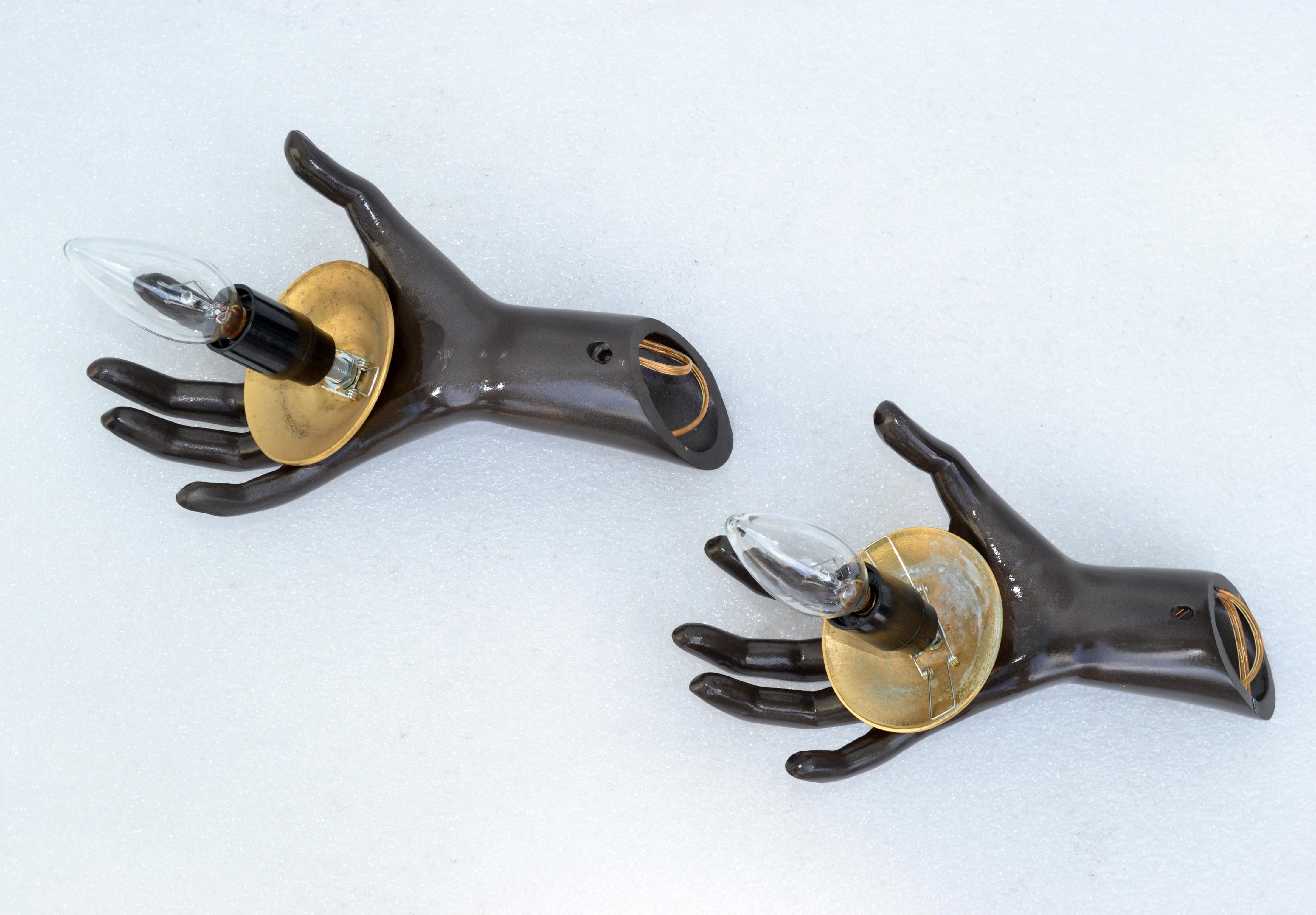 Paar Bronze-Hand-Wandleuchter von Maison Arlus, runder mundgeblasener Opalglaskugel, Frankreich im Angebot 2