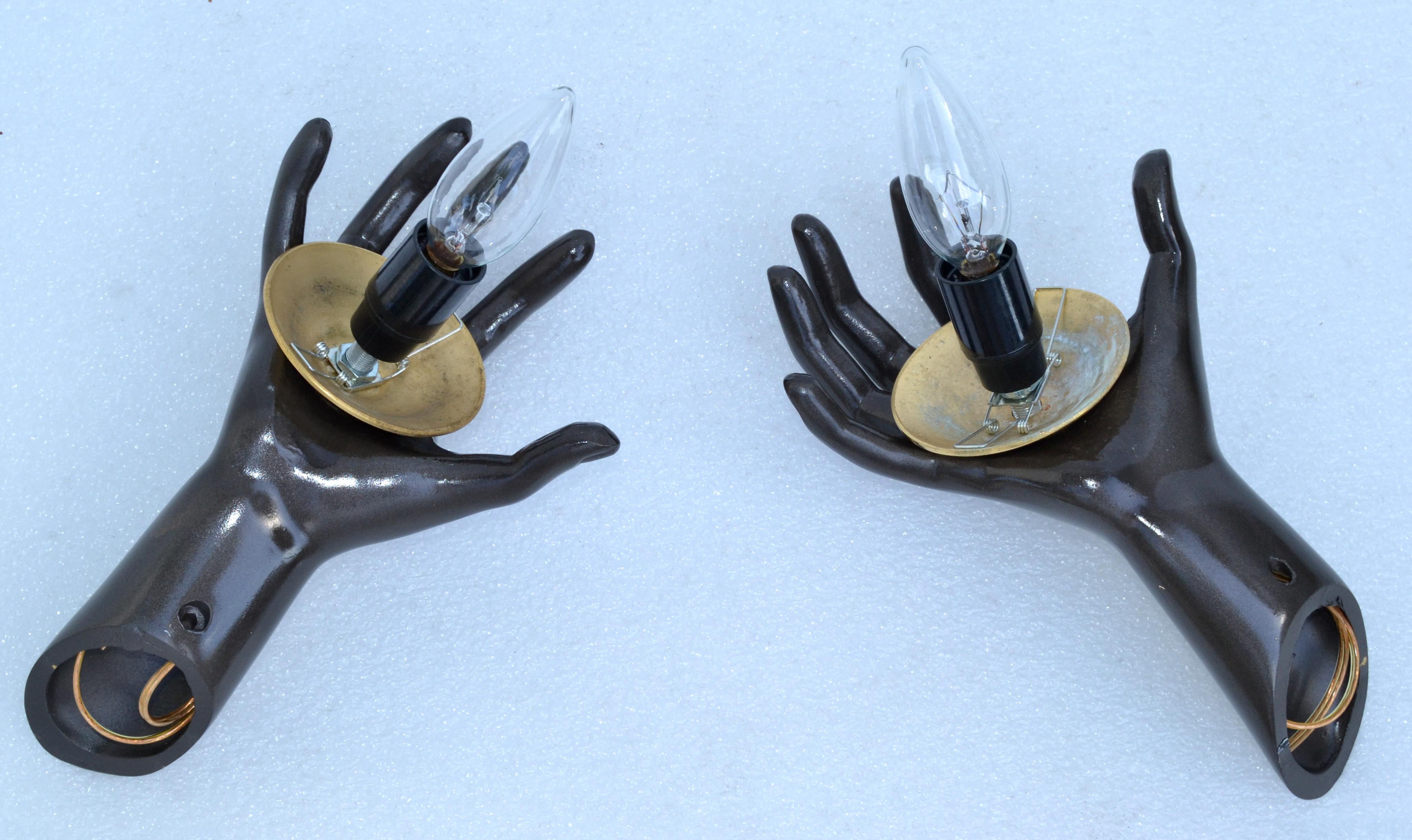 Paire d'appliques à la main Maison Arlus en bronze, verre opalin soufflé rond, France en vente 2