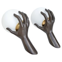 Coppia di lampade a mano in bronzo Maison Arlus con globo in vetro opalino soffiato, Francia