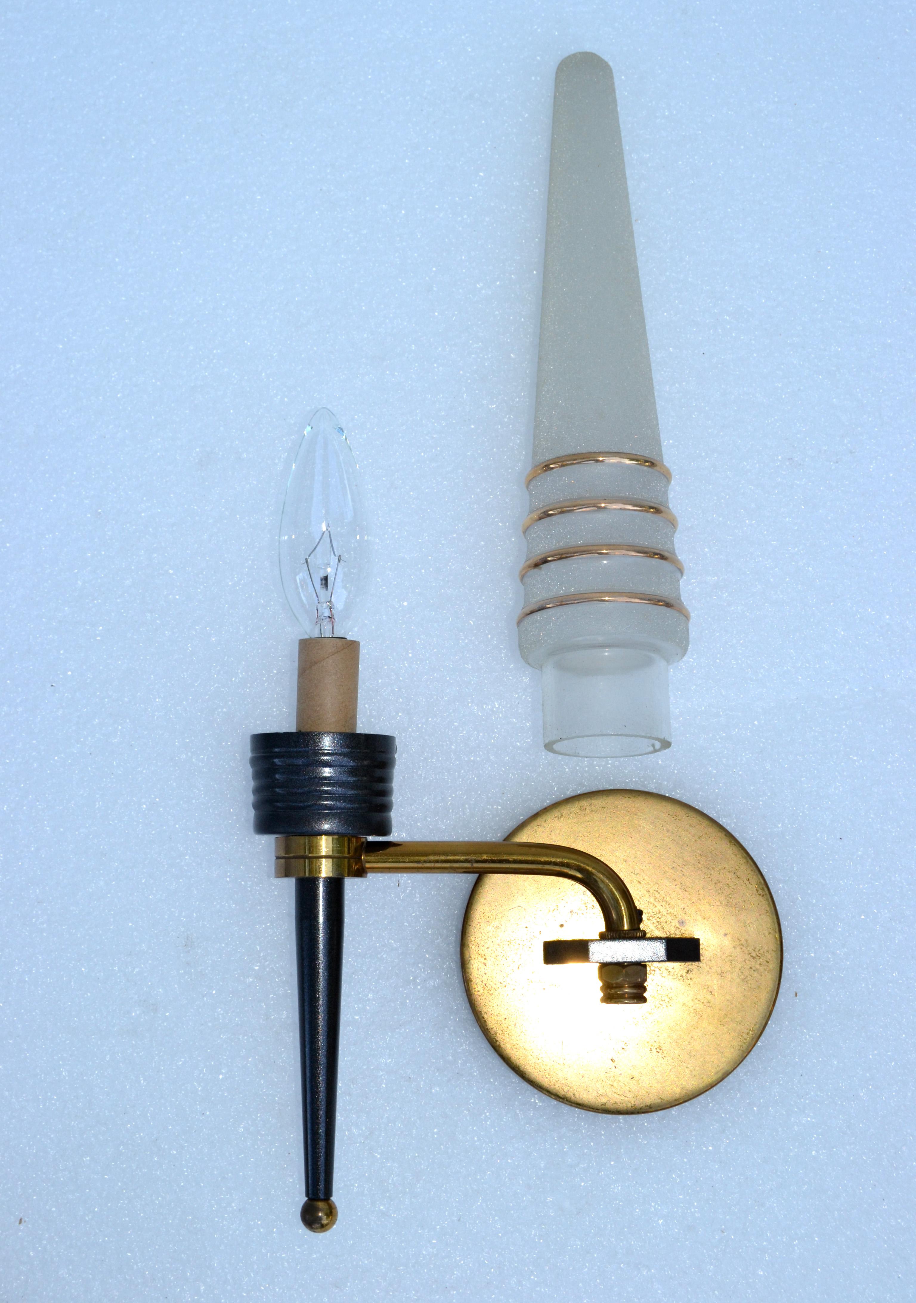 Paar Swing Arm-Wandleuchter von Maison Arlus aus Messing und Milchglas mit Kegelschirmen, 1950 im Angebot 6
