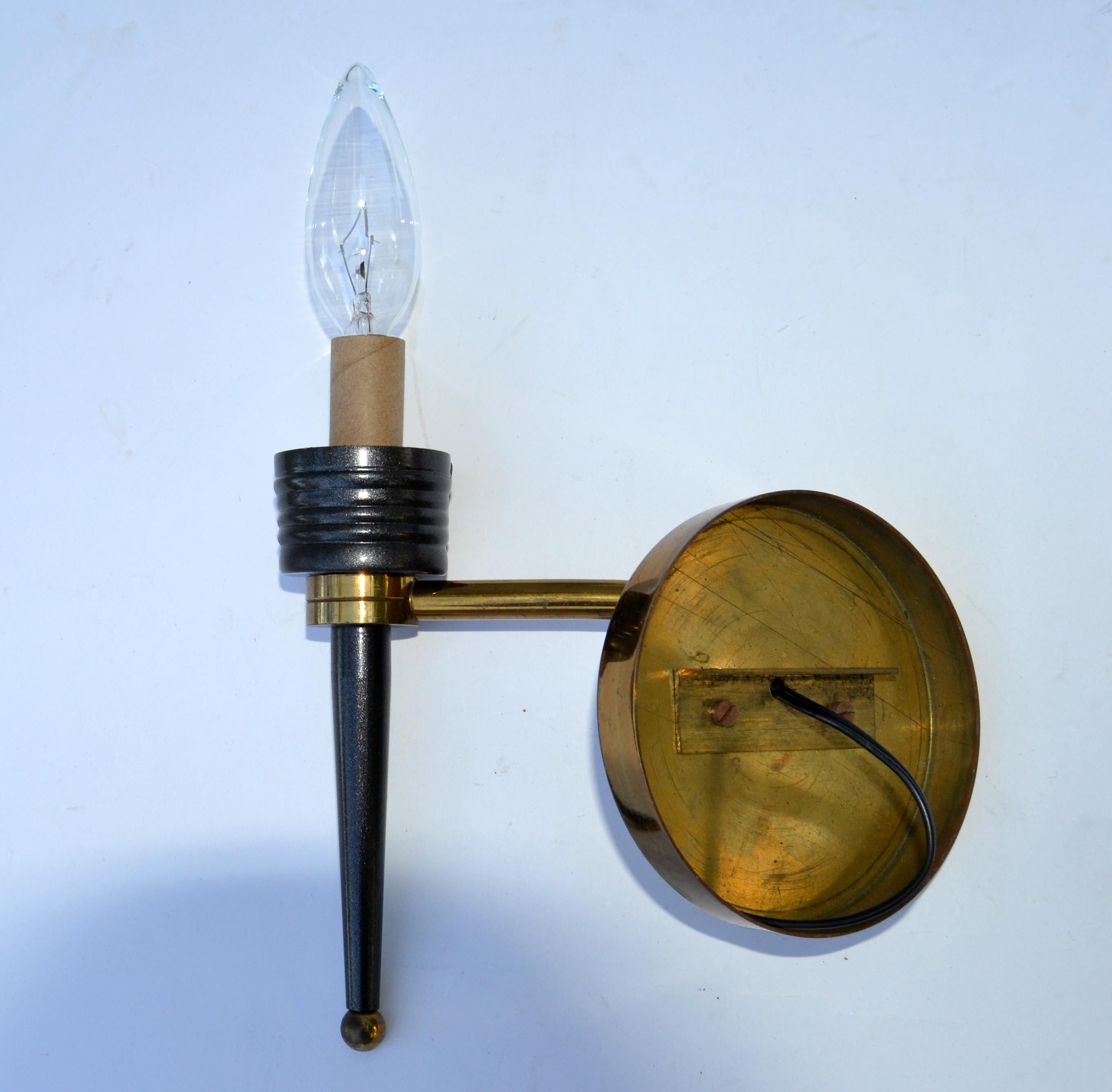 Paar Swing Arm-Wandleuchter von Maison Arlus aus Messing und Milchglas mit Kegelschirmen, 1950 im Angebot 7
