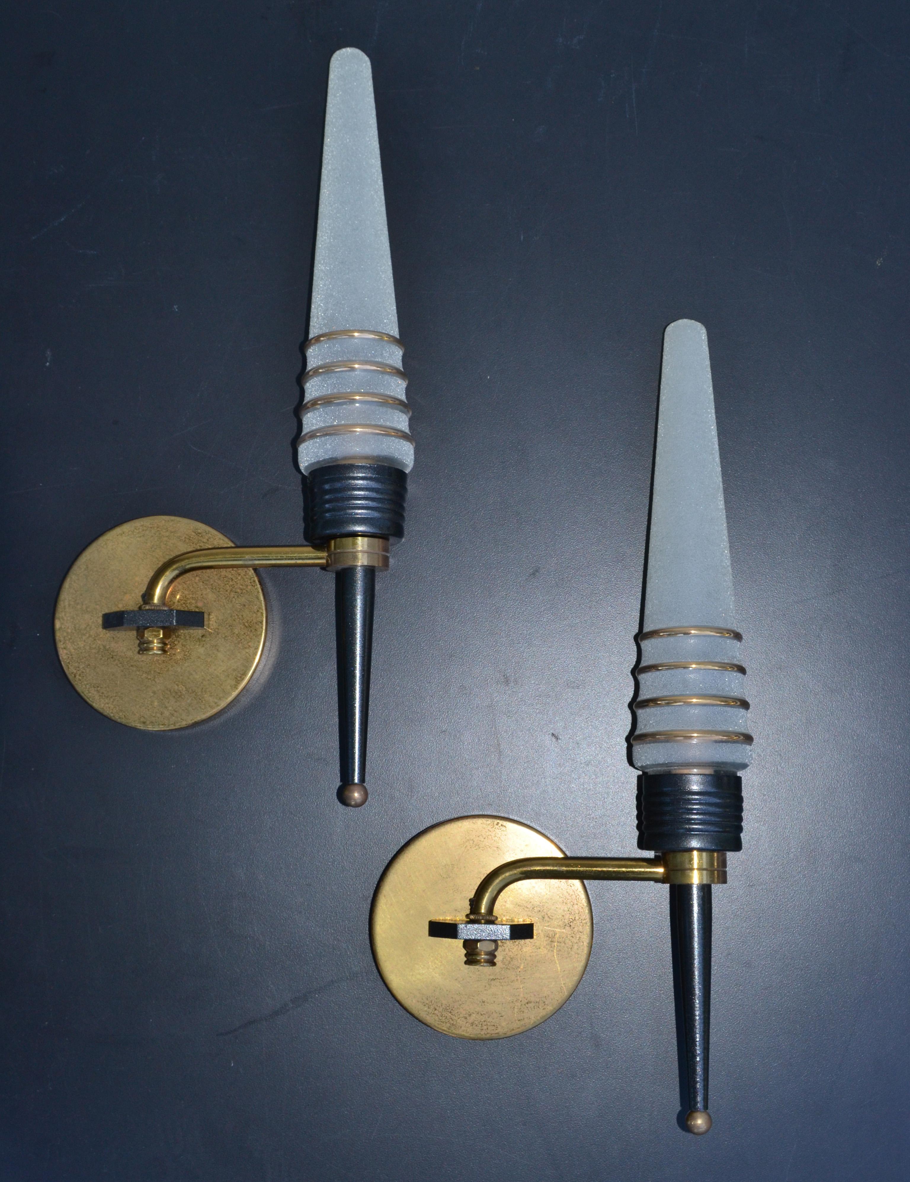 Paar Swing Arm-Wandleuchter von Maison Arlus aus Messing und Milchglas mit Kegelschirmen, 1950 im Zustand „Gut“ im Angebot in Miami, FL