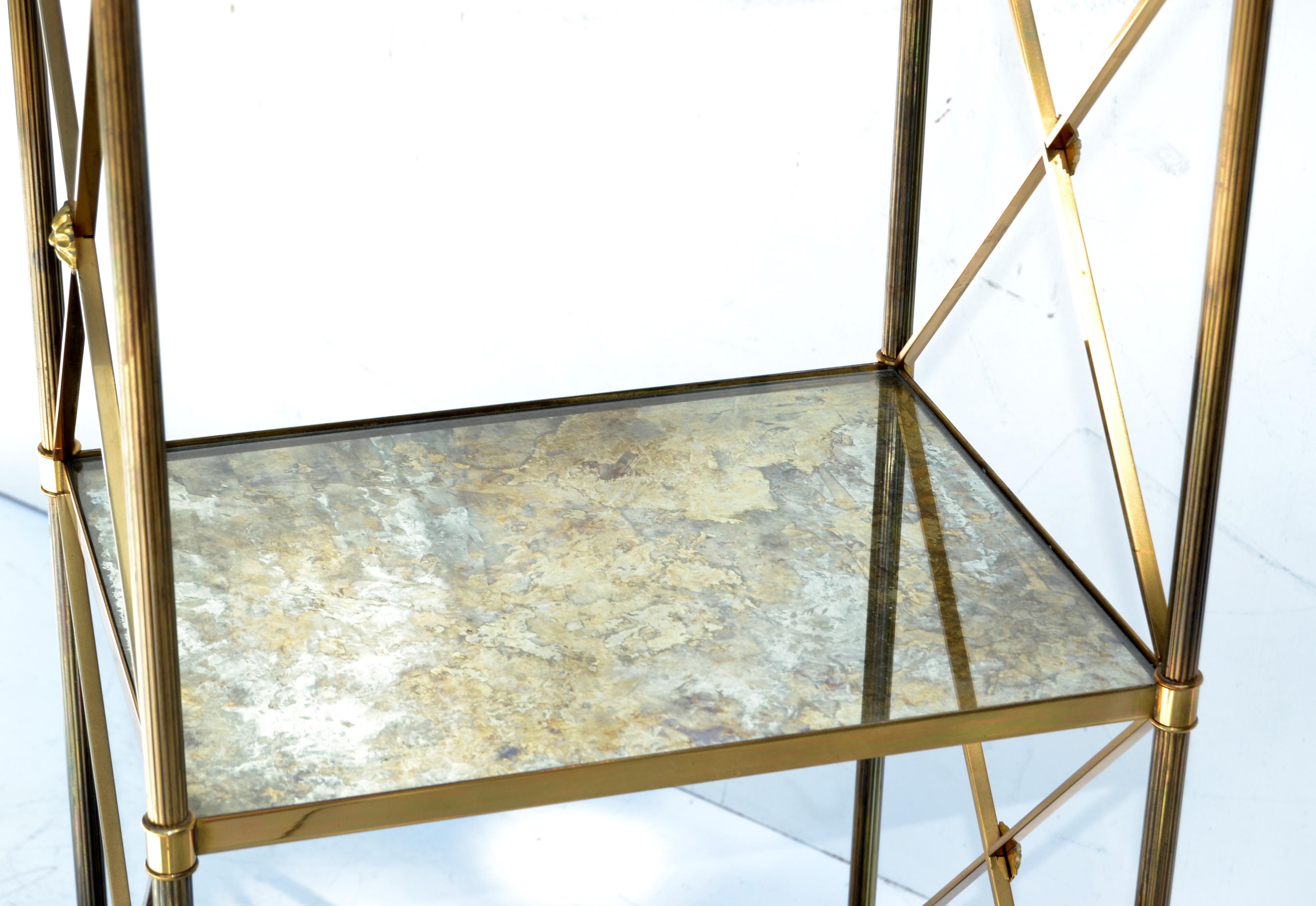 Paar Maison Bagus Französisch  3stufiger Beistelltisch aus Wolkenglas und Messing, 50er-Jahre (Spiegel) im Angebot