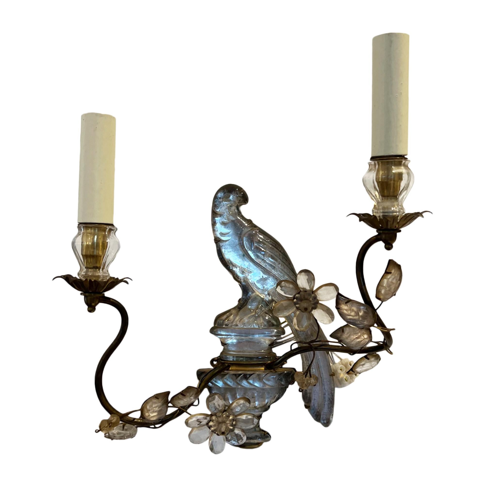 Un design iconique de la Maison Baguès avec des perroquets et des urnes - ces magnifiques appliques ont été fabriquées à Paris dans les années 1960. 

Éclairage luxueux du milieu du siècle.

Recâblé. 

Depuis les années 1860, le célèbre