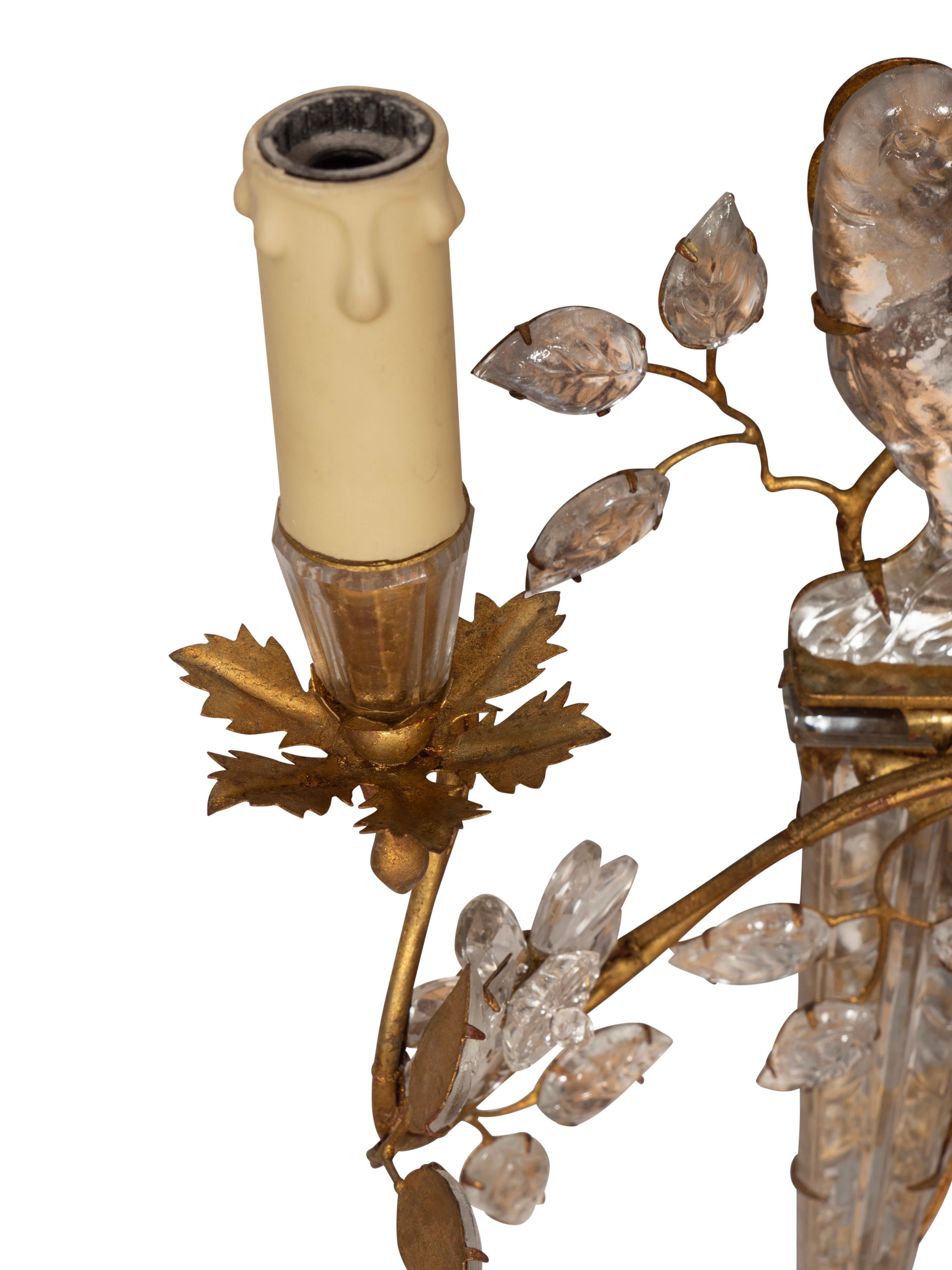 Coppia di lampade da parete in cristallo e metallo dorato della Maison Bagues a forma di pappagallo in vendita 9