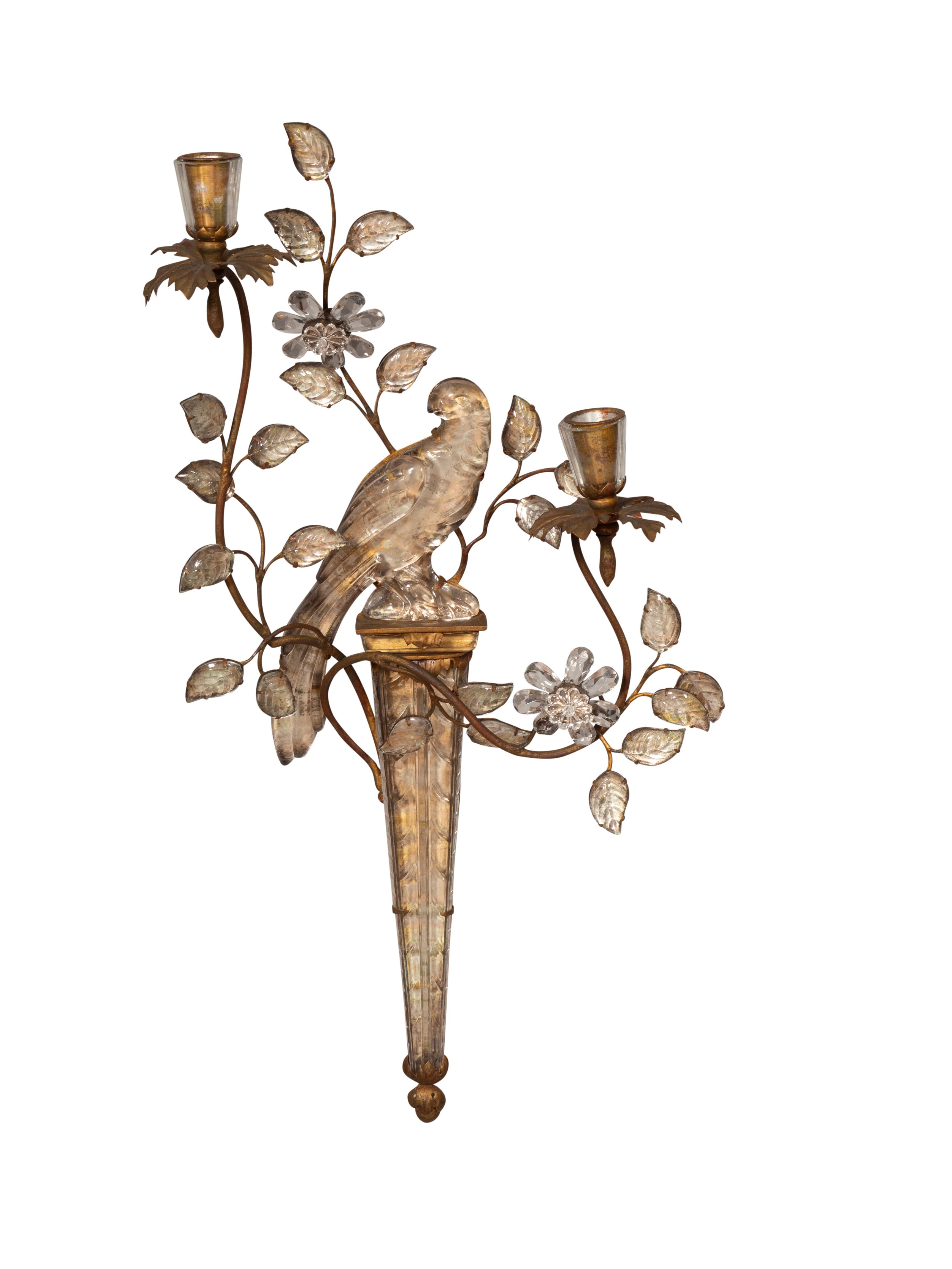 Art Déco Coppia di lampade da parete in cristallo e metallo dorato della Maison Bagues a forma di pappagallo in vendita