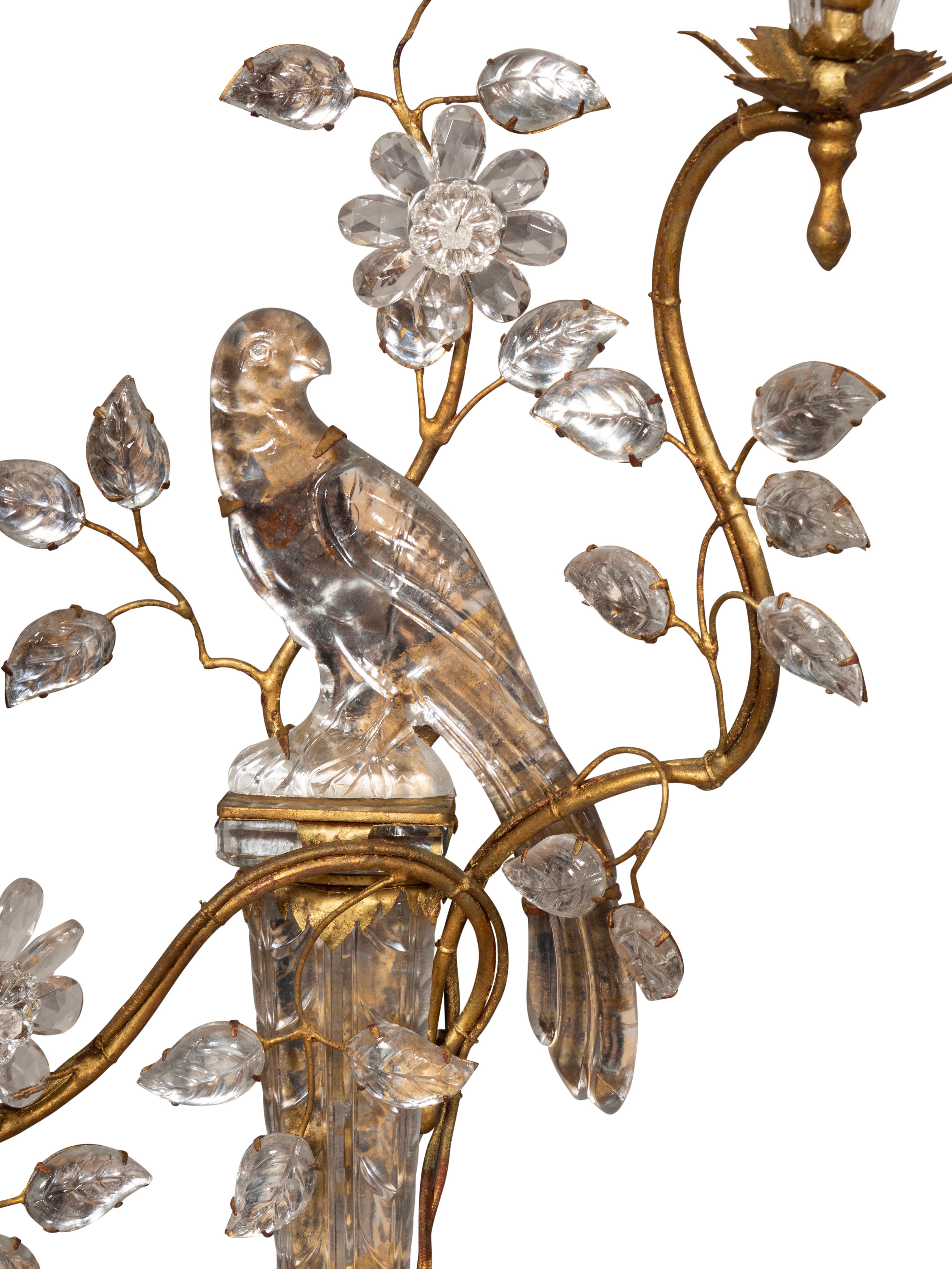Art Déco Coppia di lampade da parete in cristallo e metallo dorato della Maison Bagues a forma di pappagallo in vendita