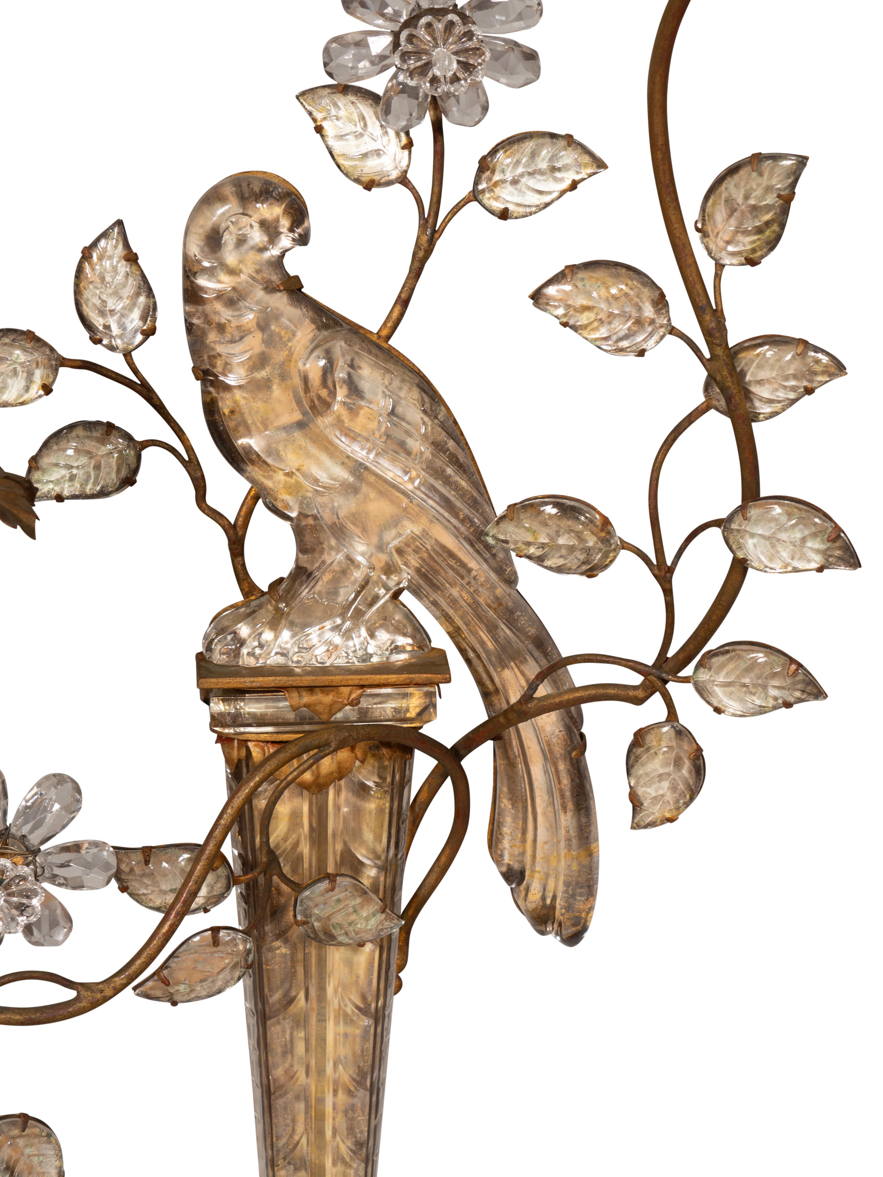 Francese Coppia di lampade da parete in cristallo e metallo dorato della Maison Bagues a forma di pappagallo in vendita