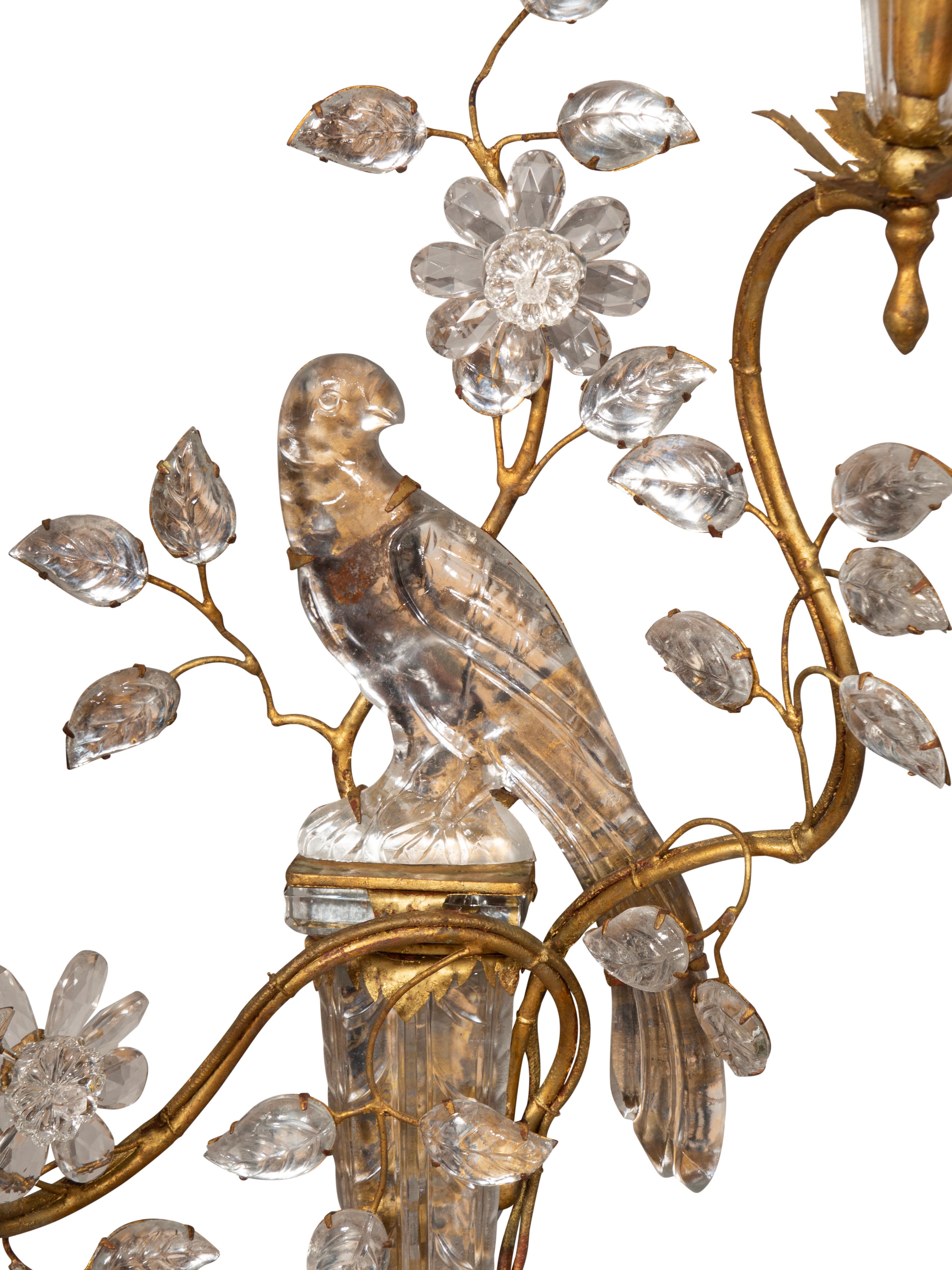 Francese Coppia di lampade da parete in cristallo e metallo dorato della Maison Bagues a forma di pappagallo in vendita