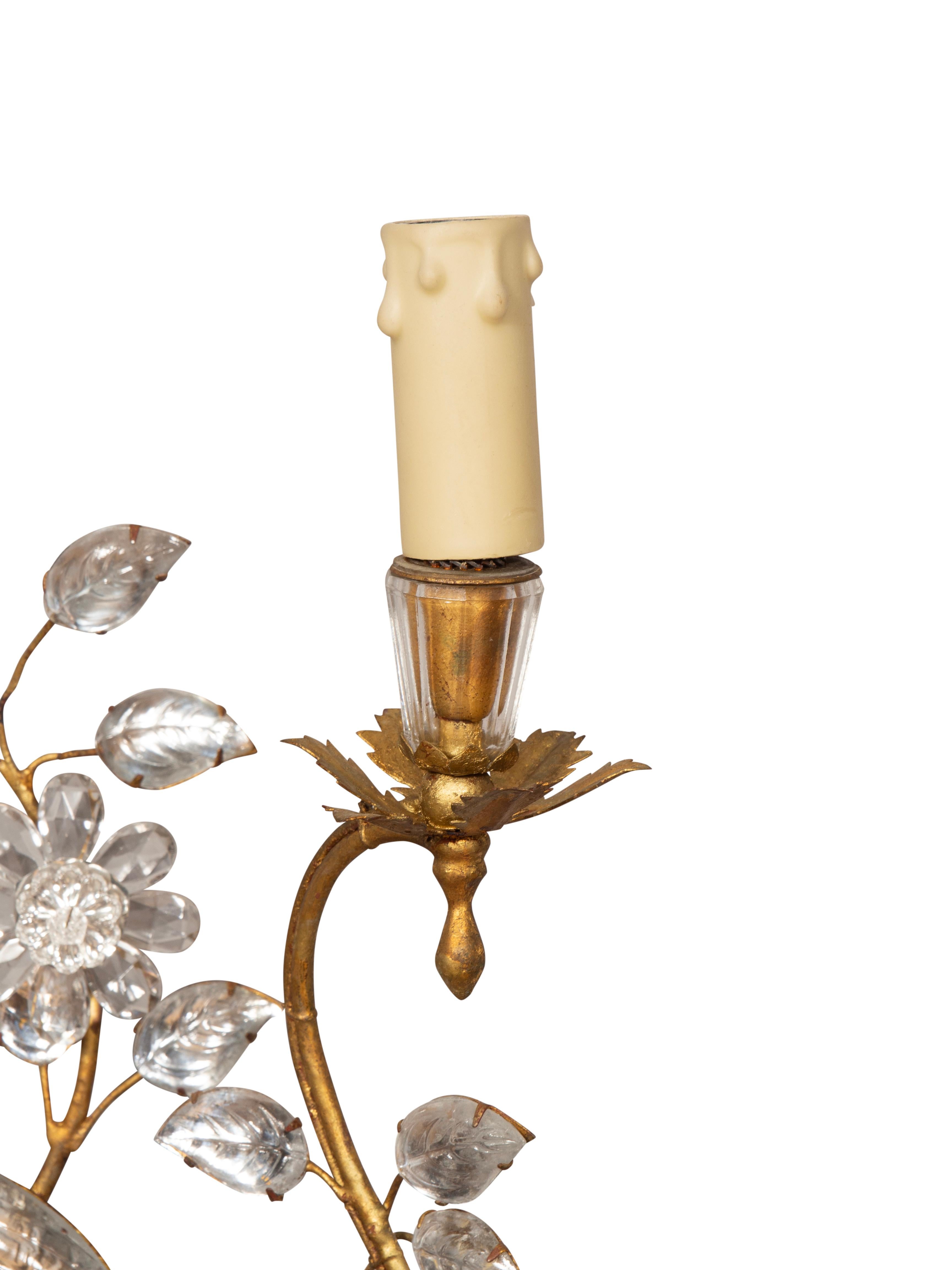 Metallo Coppia di lampade da parete in cristallo e metallo dorato della Maison Bagues a forma di pappagallo in vendita