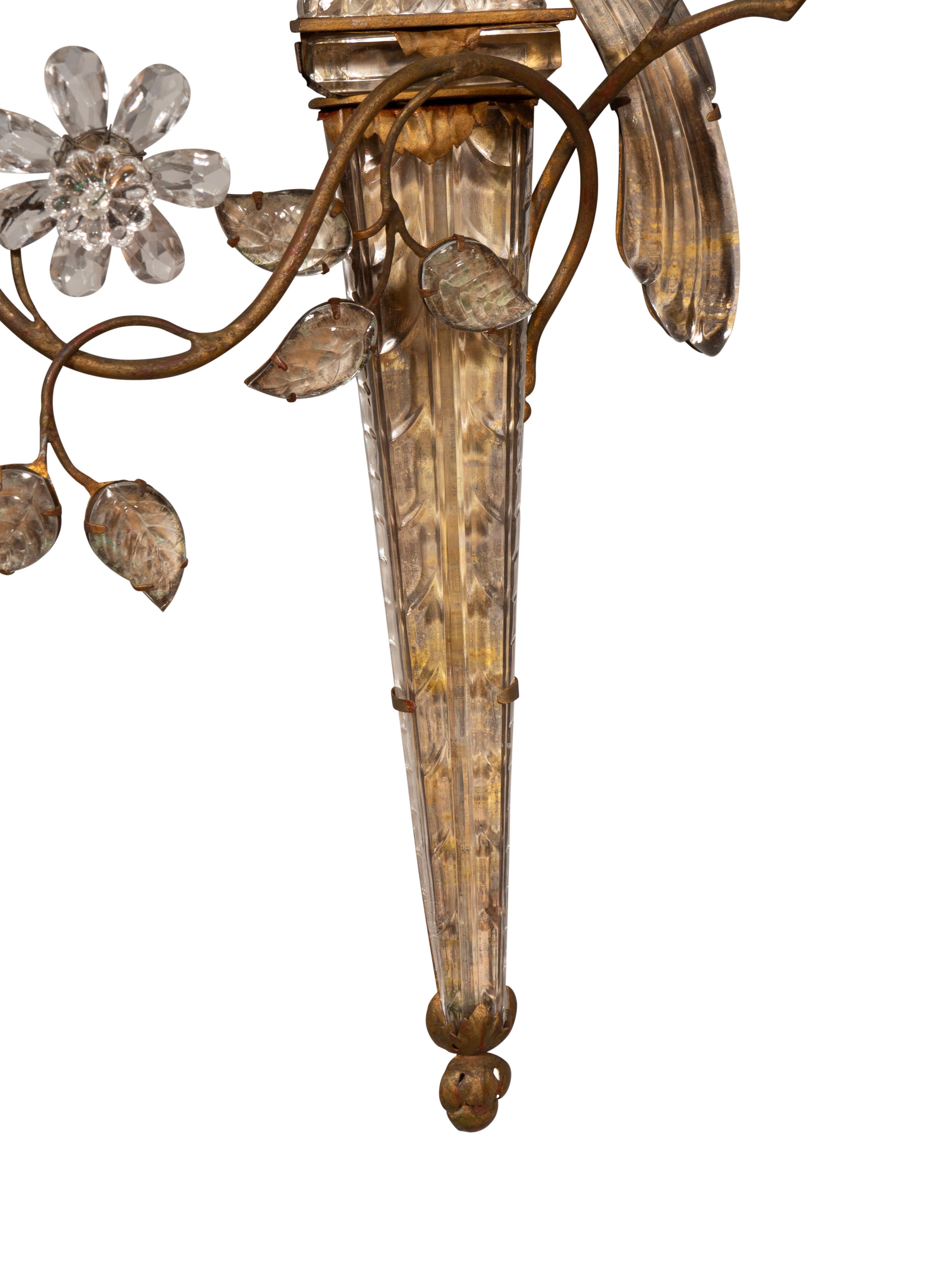 Coppia di lampade da parete in cristallo e metallo dorato della Maison Bagues a forma di pappagallo in vendita 1