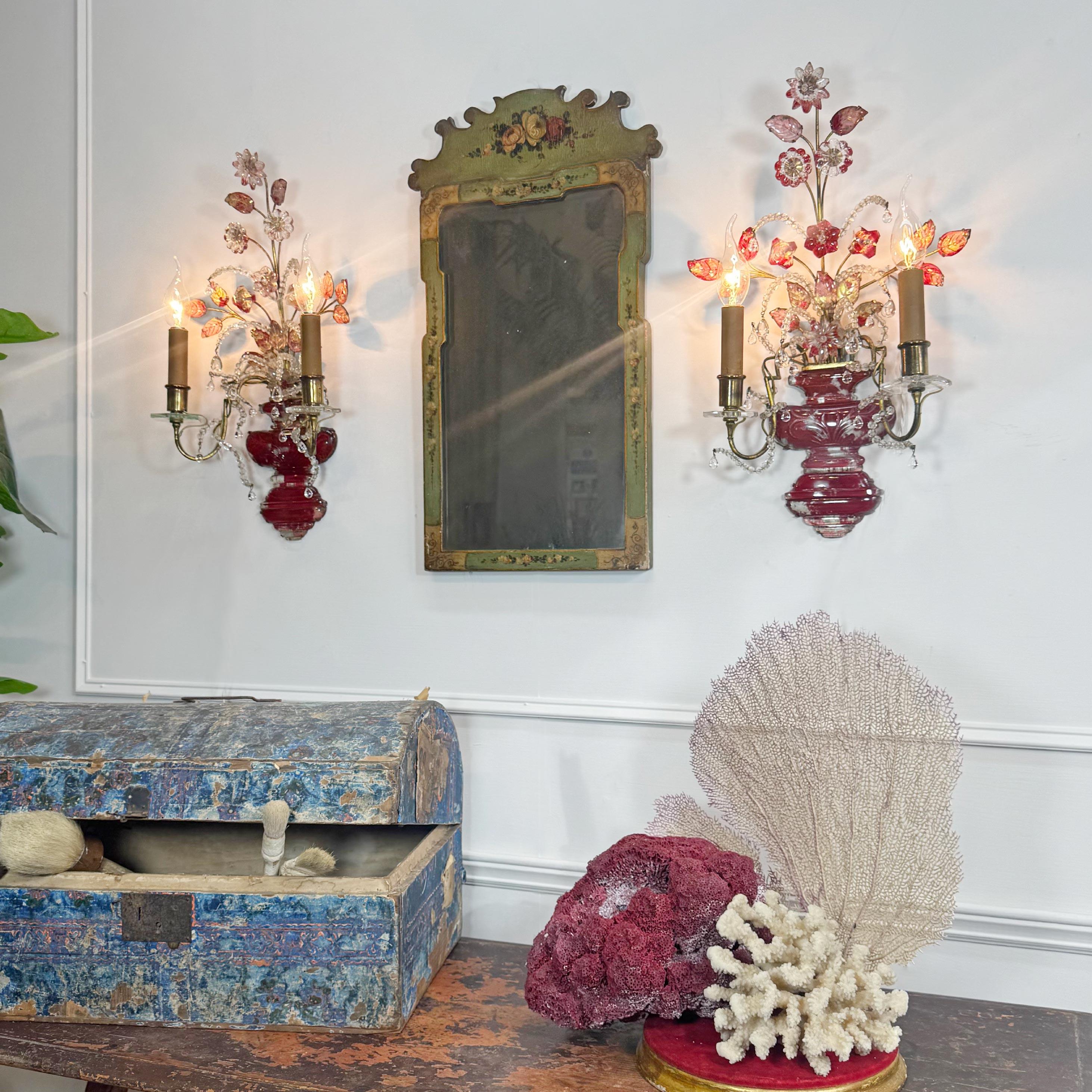 Una splendida ed eccezionalmente rara coppia di grandi appliques Maison Baguès 'Rouge', originariamente create da Maison Baguès intorno al 1900 - 1910 come appliques per candele, queste sono state storicamente adattate con portalampade, ciascuna