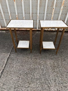 Coppia di tavolini in marmo e ottone in stile Maison Bagues