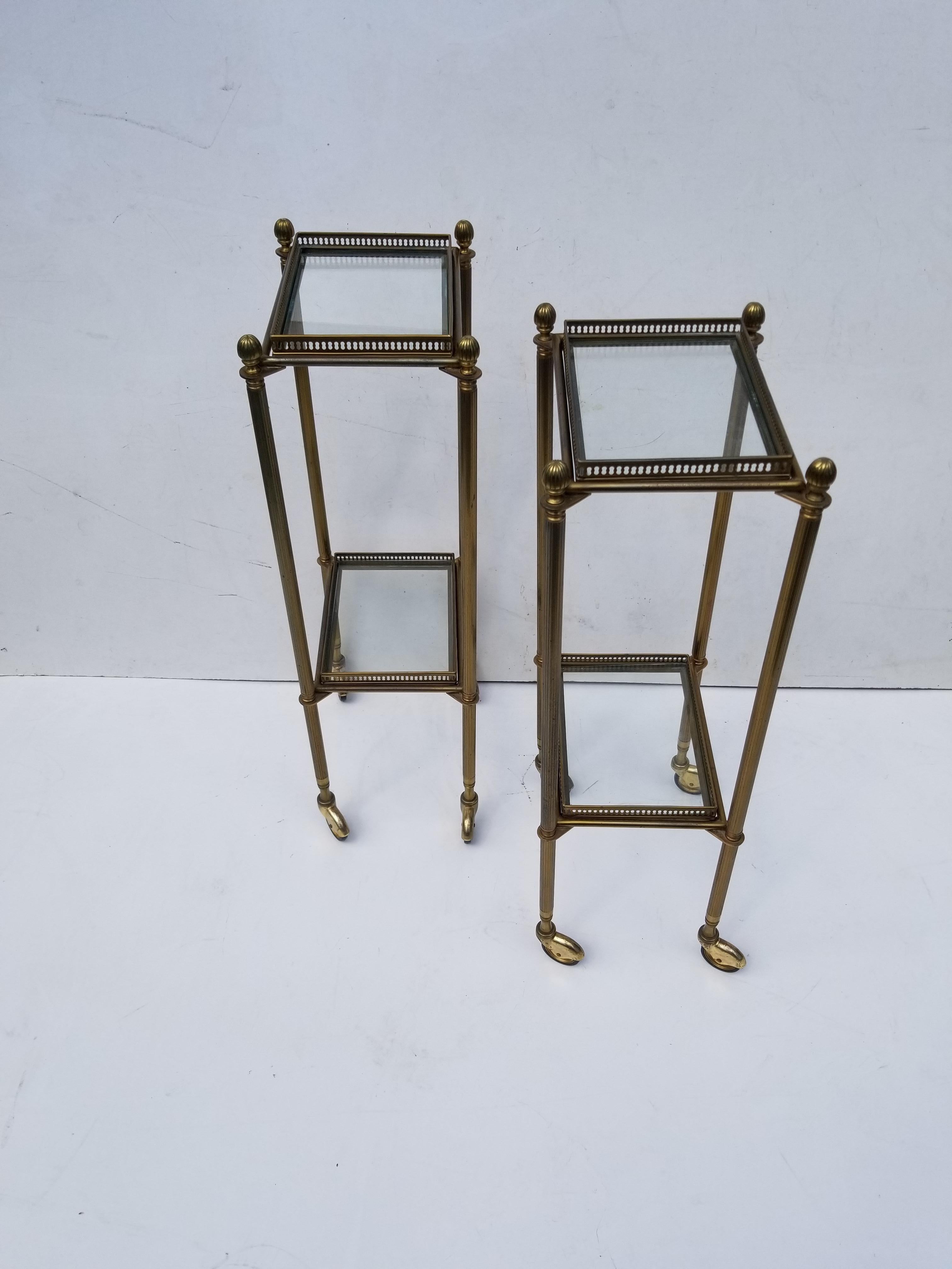 Pair of brass and bronze Maison Baguès, 2 tiers, removable trays
Solid, heavy and sturdy, on wheel.
Very good vintage condition.