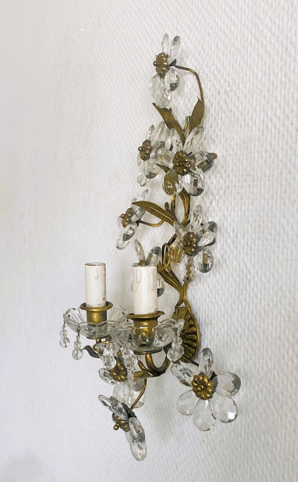Paar Maison Baguès Wandleuchter aus Schmiedeeisen mit Blumen aus klarem Kristall, 1920er Jahre im Angebot 1