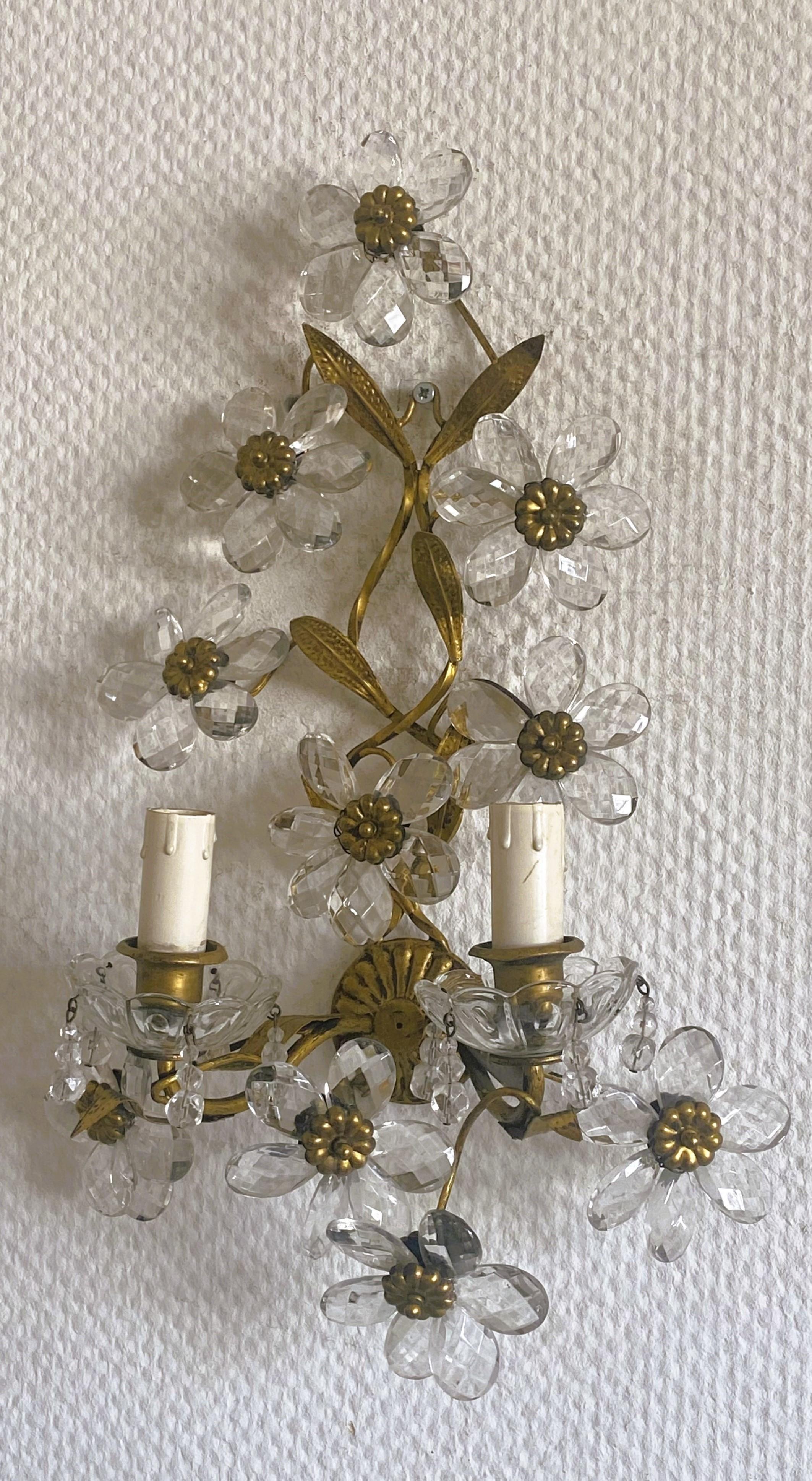 Paar Maison Baguès Wandleuchter aus Schmiedeeisen mit Blumen aus klarem Kristall, 1920er Jahre (Art déco) im Angebot