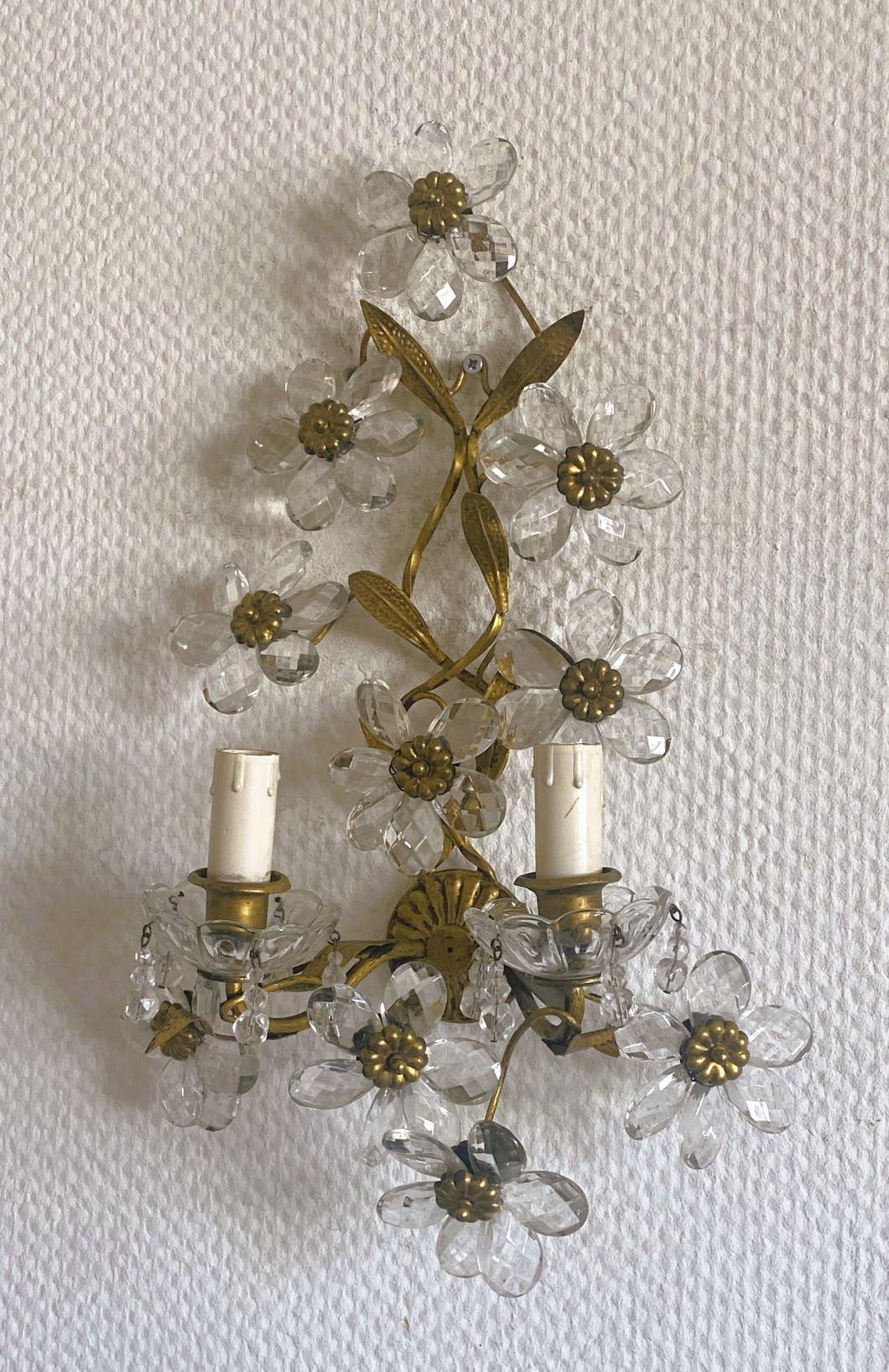 Paar Maison Baguès Wandleuchter aus Schmiedeeisen mit Blumen aus klarem Kristall, 1920er Jahre (Vergoldet) im Angebot
