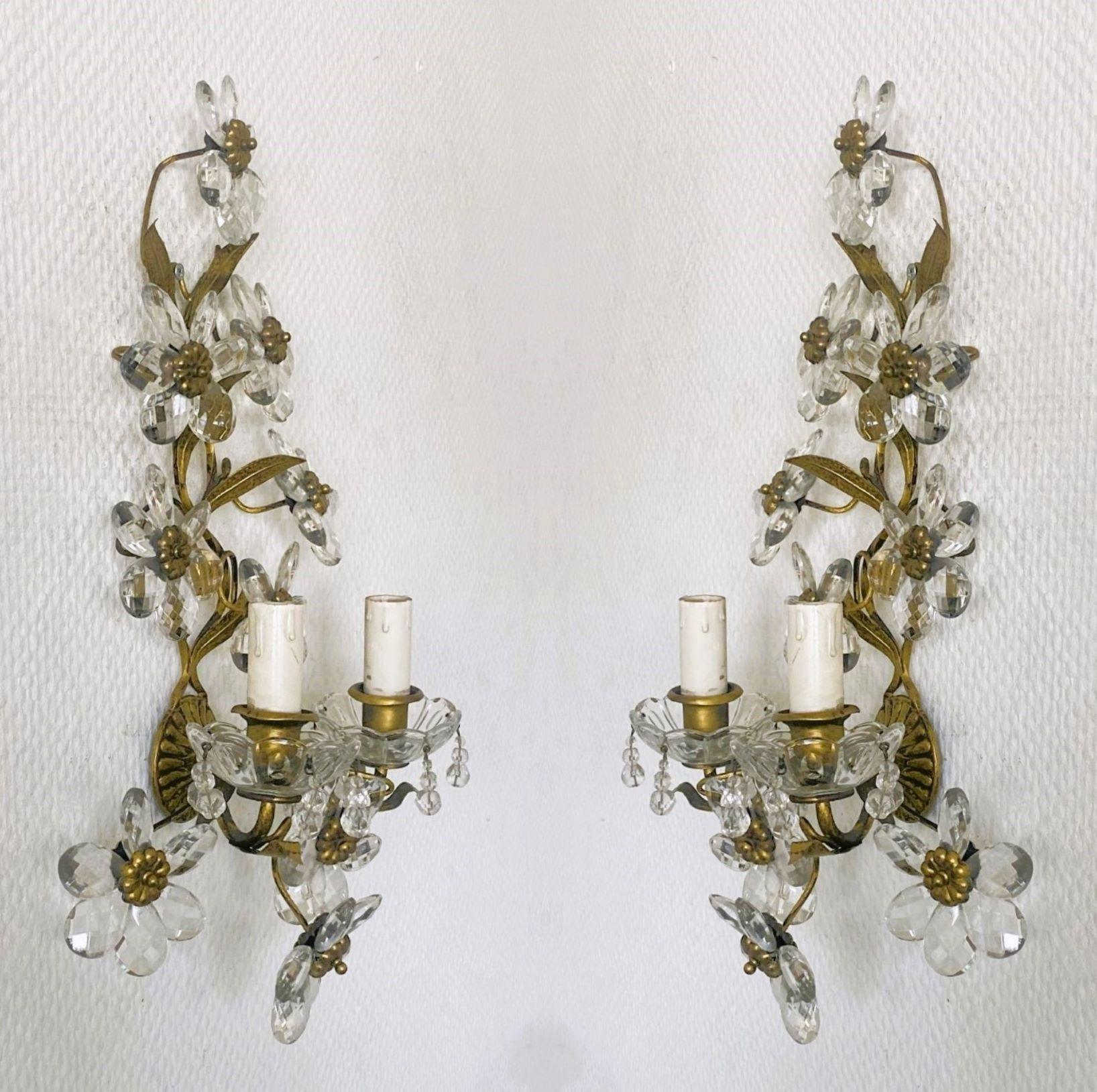 Paar Maison Baguès Wandleuchter aus Schmiedeeisen mit Blumen aus klarem Kristall, 1920er Jahre im Zustand „Gut“ im Angebot in Frankfurt am Main, DE