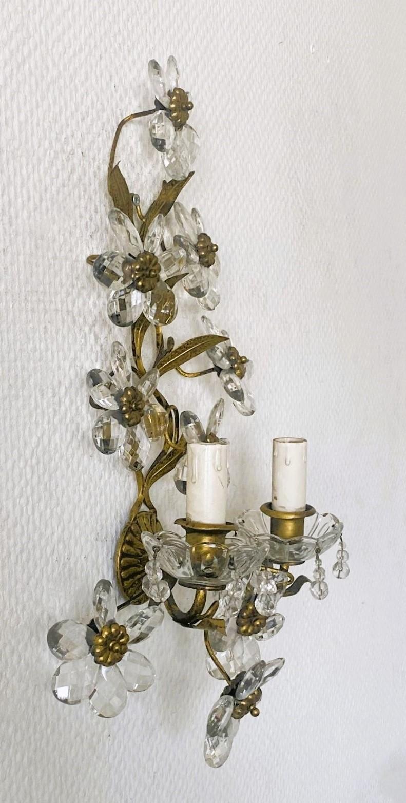 Paar Maison Baguès Wandleuchter aus Schmiedeeisen mit Blumen aus klarem Kristall, 1920er Jahre (20. Jahrhundert) im Angebot