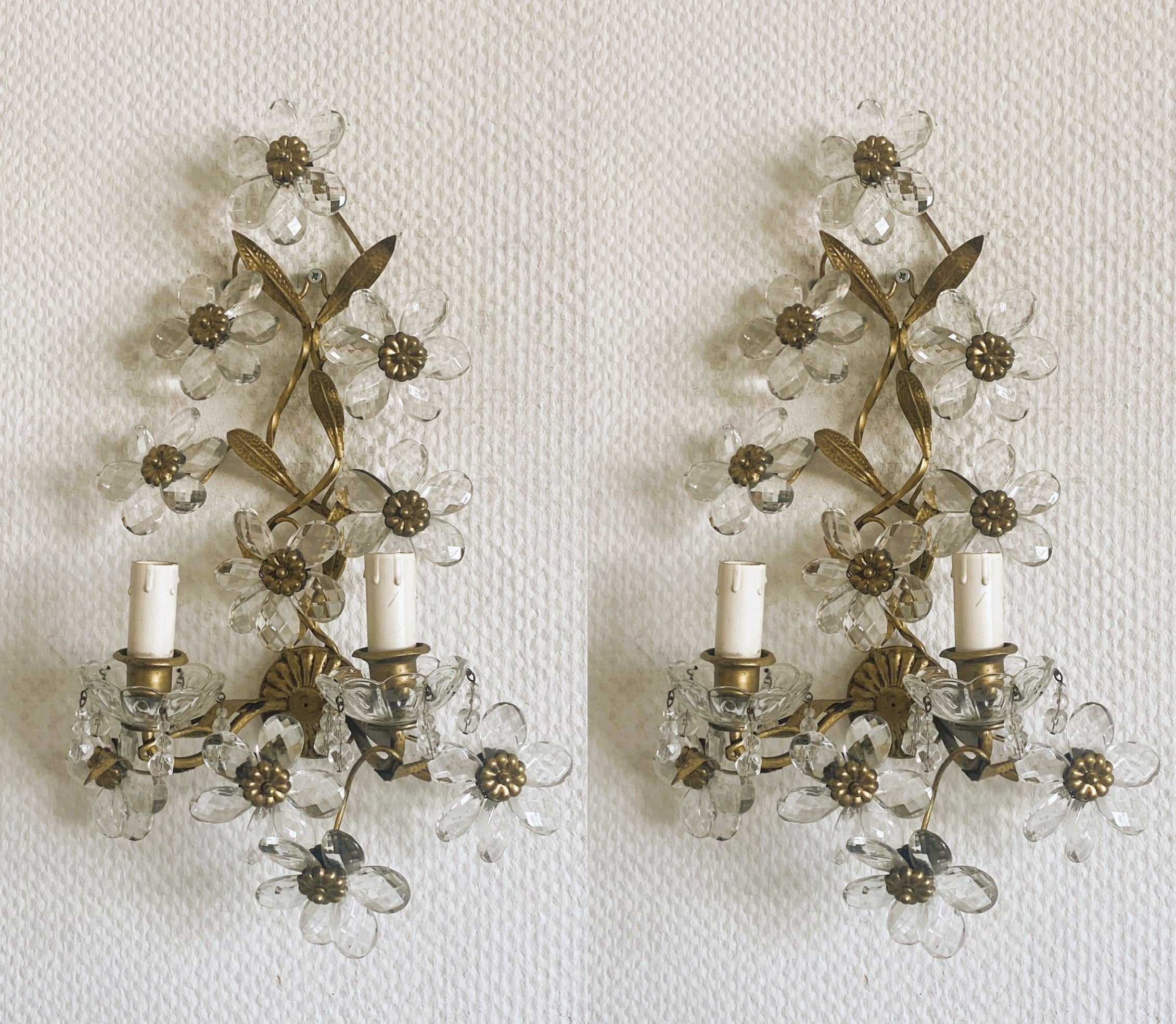 Pareja de apliques Maison Baguès de hierro forjado con flores de cristal transparente, años 20